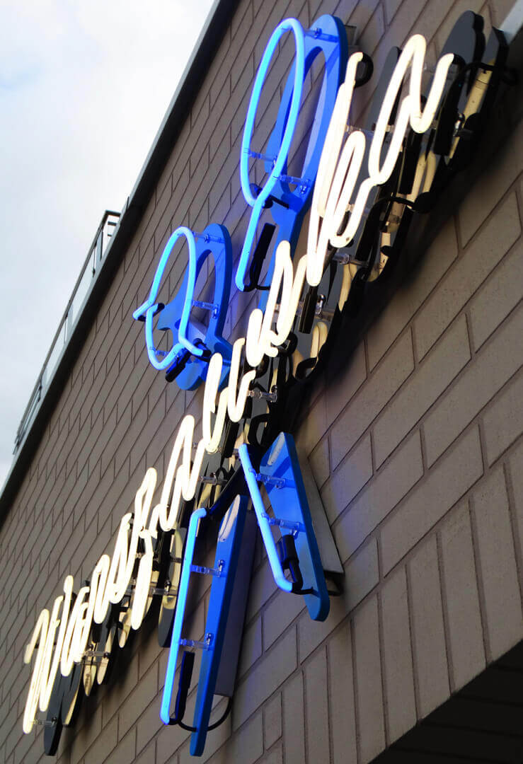 neon-warszawska-100-neon-priest-neon-au-dessus-de-l'entrée-du-salon-de-friture-neon-neon-illuminé-neon-neon-lit lettres-neon-logo-neon-neon-sur-la-muraille-de-l'armoire-neon-neon-sur-l'armoire-gdansk-priest-neon-sur-l'exterieur