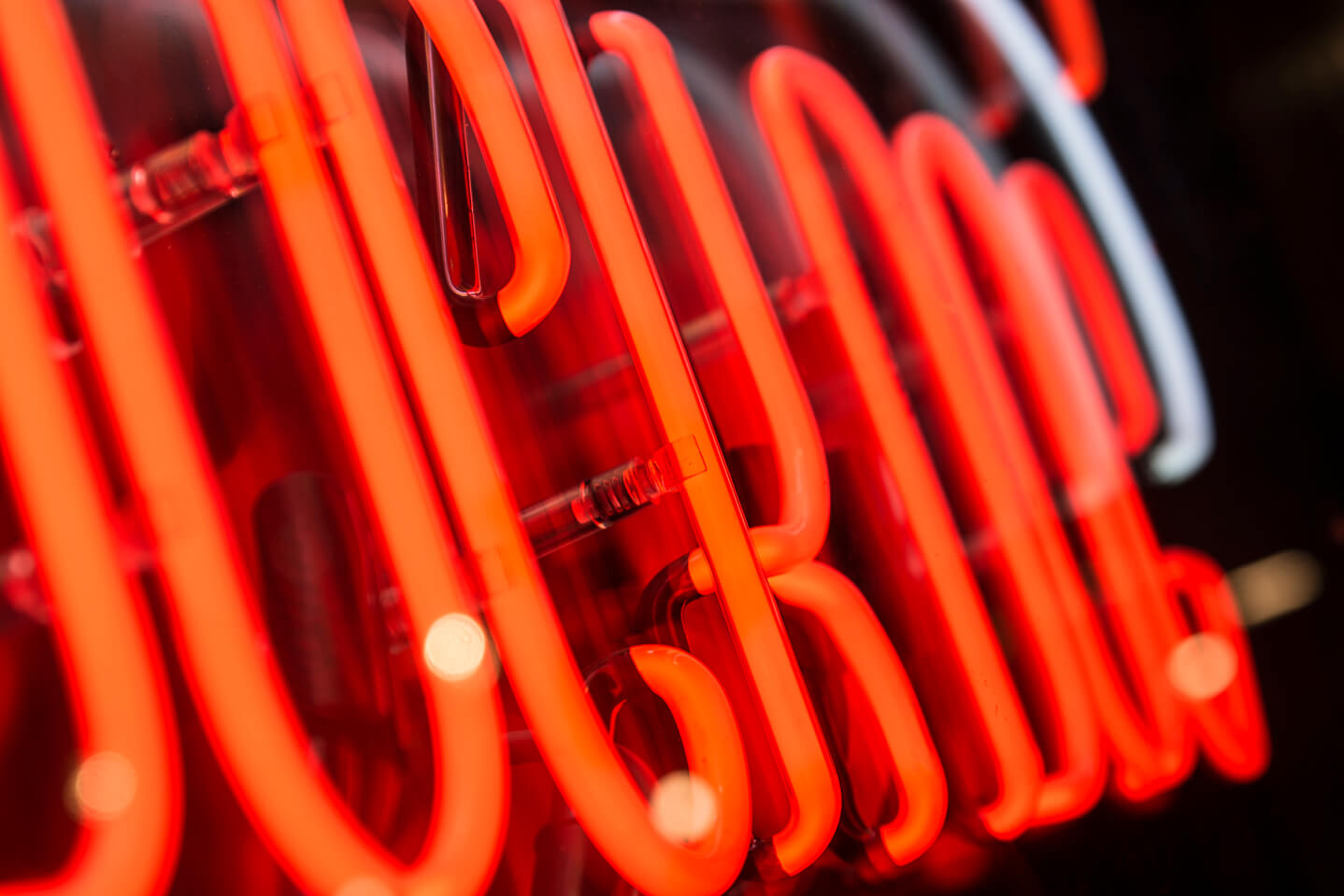 neon-dock-dog-hotdog-sandwich-fastfood-neon-hanging-color-neon-behind-the-glass-neon-on-plexi-neon-in-restaurant-neon-on-glass-neon-interior-gdansk-electric-pub