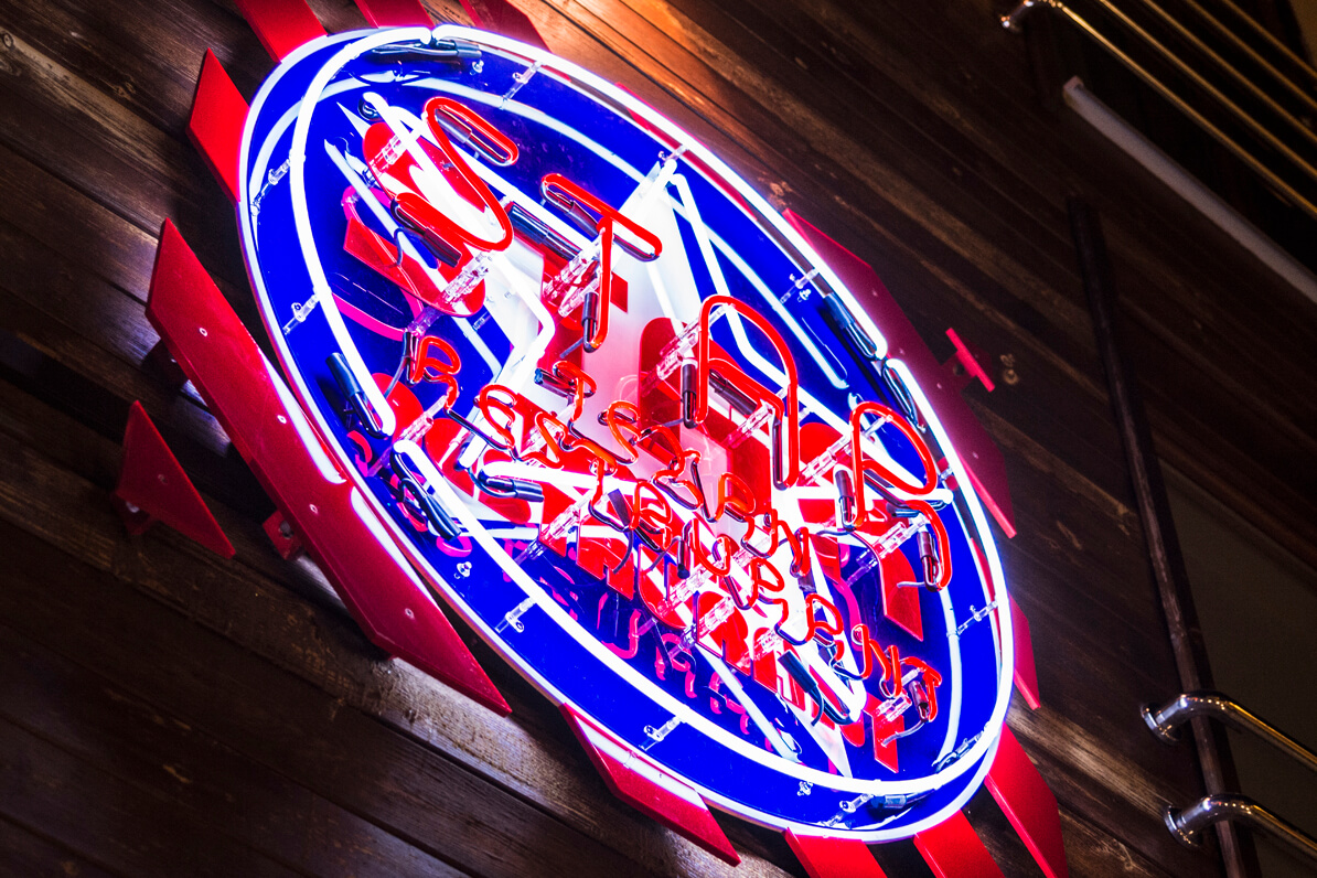 neon-star-restaurant-neon-op-de-muur-neon-op-de-muur-restaurant-desks-neon-op-de-muur-neon-op-de-muur-neon-op-de-muur-restaurant-neon-star-amerikaanse-strepen-sopot