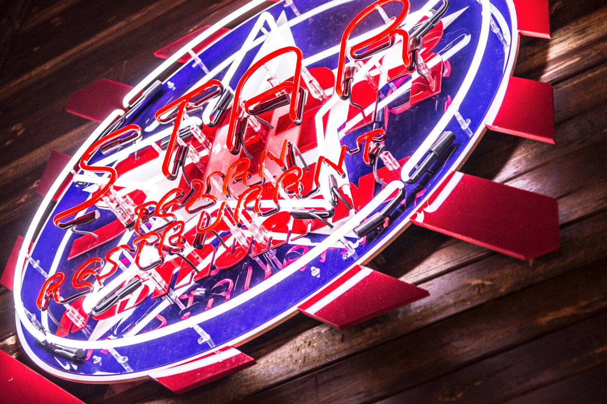 neon-star-restaurant-neon-op-de-muur-neon-op-de-muur-restaurant-desks-neon-op-de-muur-neon-op-de-muur-neon-op-de-muur-restaurant-neon-star-amerikaanse-strepen-sopot