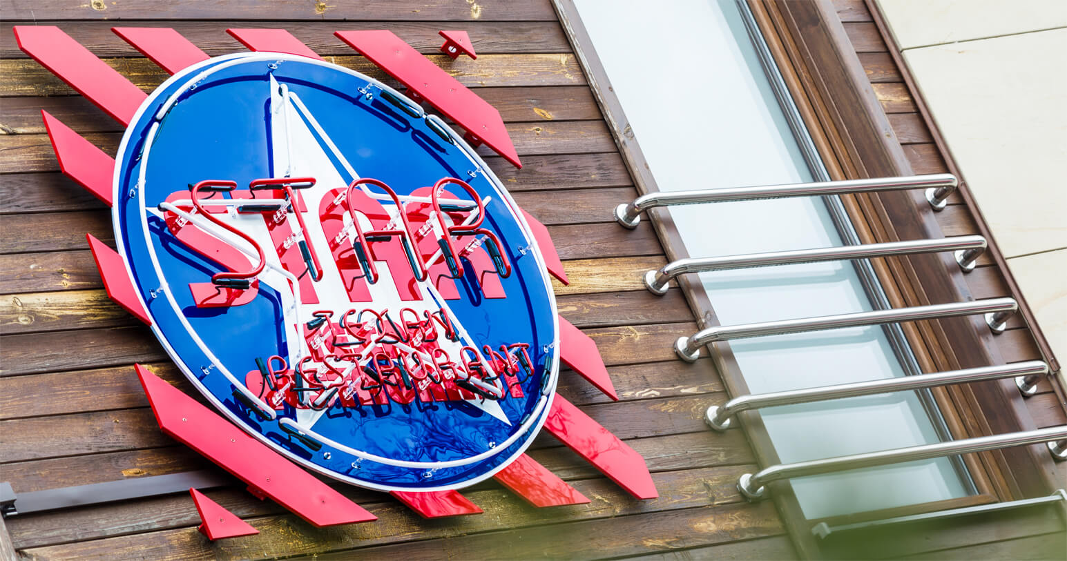 neon-star-restaurant-neon-on-the-wall-neon-on-the-wall-restaurant-desks-neon-on-the-wall-neon-on-the-wall-restaurant-neon-star-american-stripes-sopot