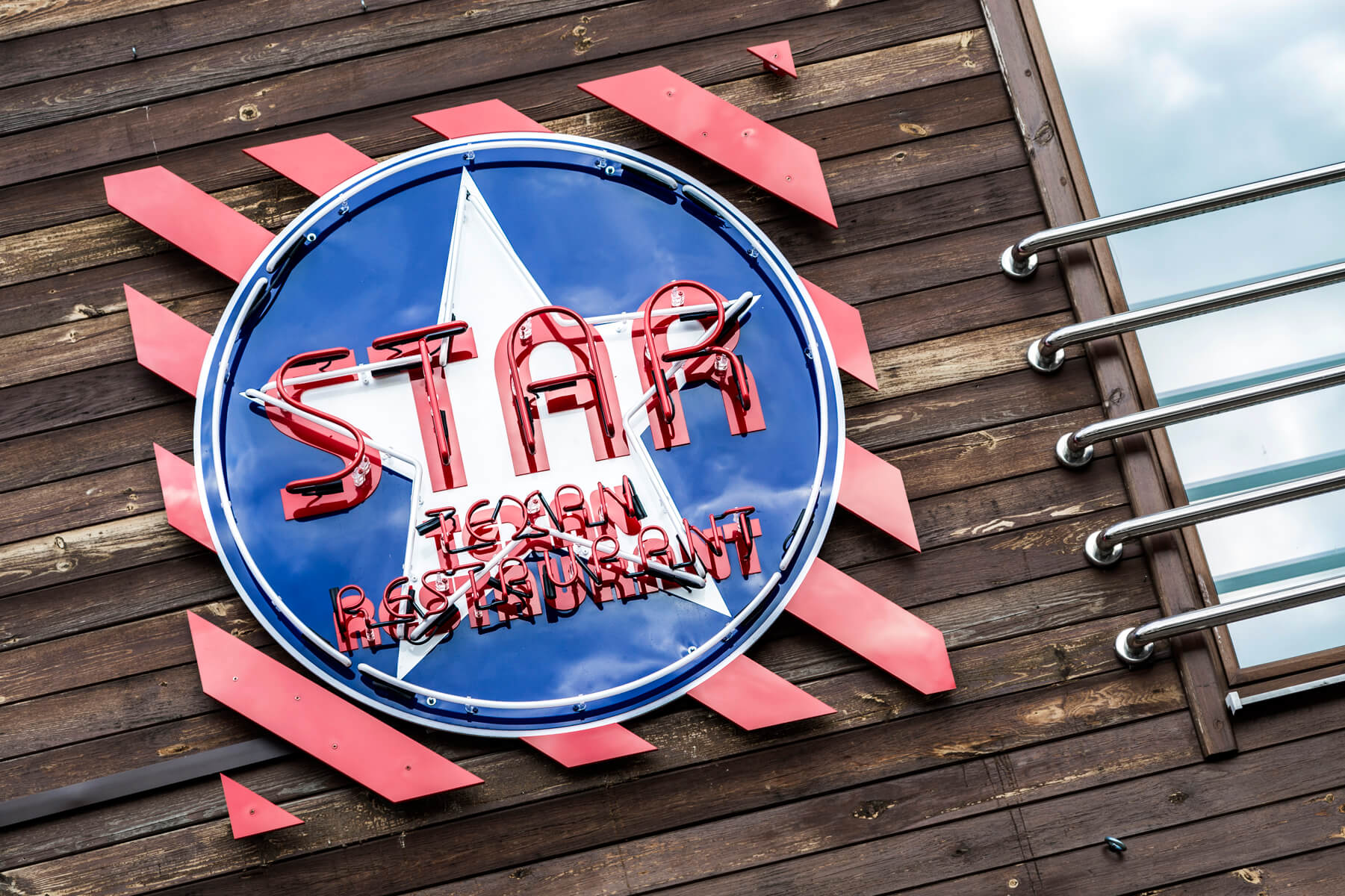 neon-star-restaurant-neon-na-scianie-neon-na-scianie-restauracji-z-desek-neon-na-deskach-neon-na-wysokosci-na-zewnatrz-nenon-na-scianie-restauracji-neon-amerykanski-gwiazda-amerykanska-paski-amerykanskie-sopot