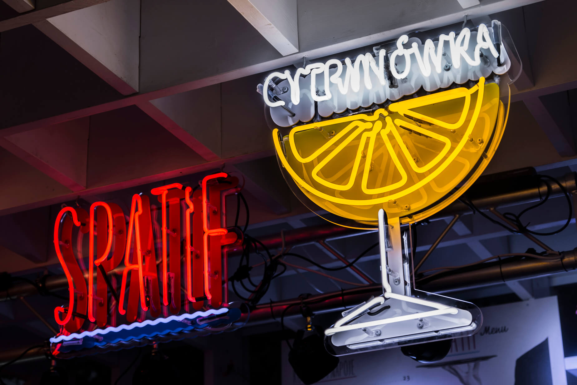 neon-spatif-citrile-glass-washed-neon-lettering-neon-signs-neon-orange-neon-on-the-wall-neon-signs-neon-sub-lit-street-electricity-gdansk