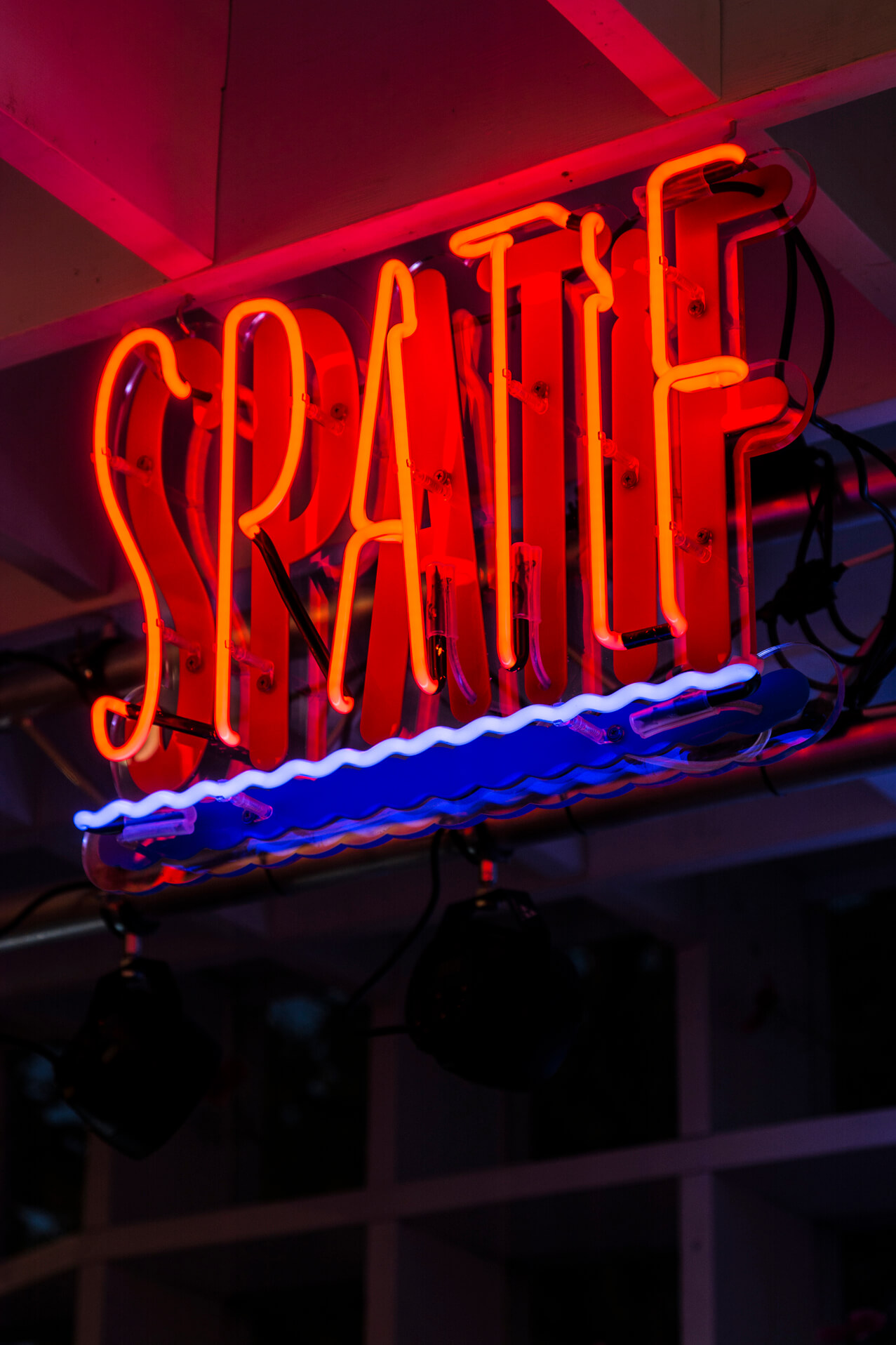 neon-spatif-citril-glas-was-neon-letters-neon-borden-neon-oranje-neon-op-de-muur-neon-borden-neon-sub-verlicht-straat-elektriciteit-gdansk