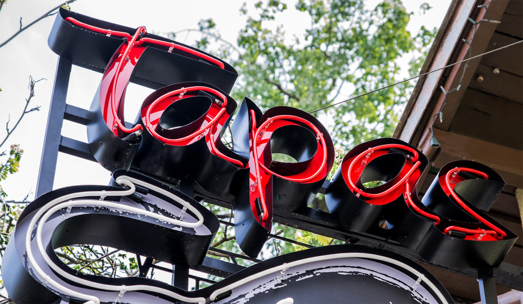 neon-tapas-torres-byk-neon-over-ingang-van-het-restaurant-neon-onder-verlichting-neon-ruimtelijk-neon-neon-op-hoogte-neon-neon-op-stage-logo-neon-sopot-restaurant-hispaanse