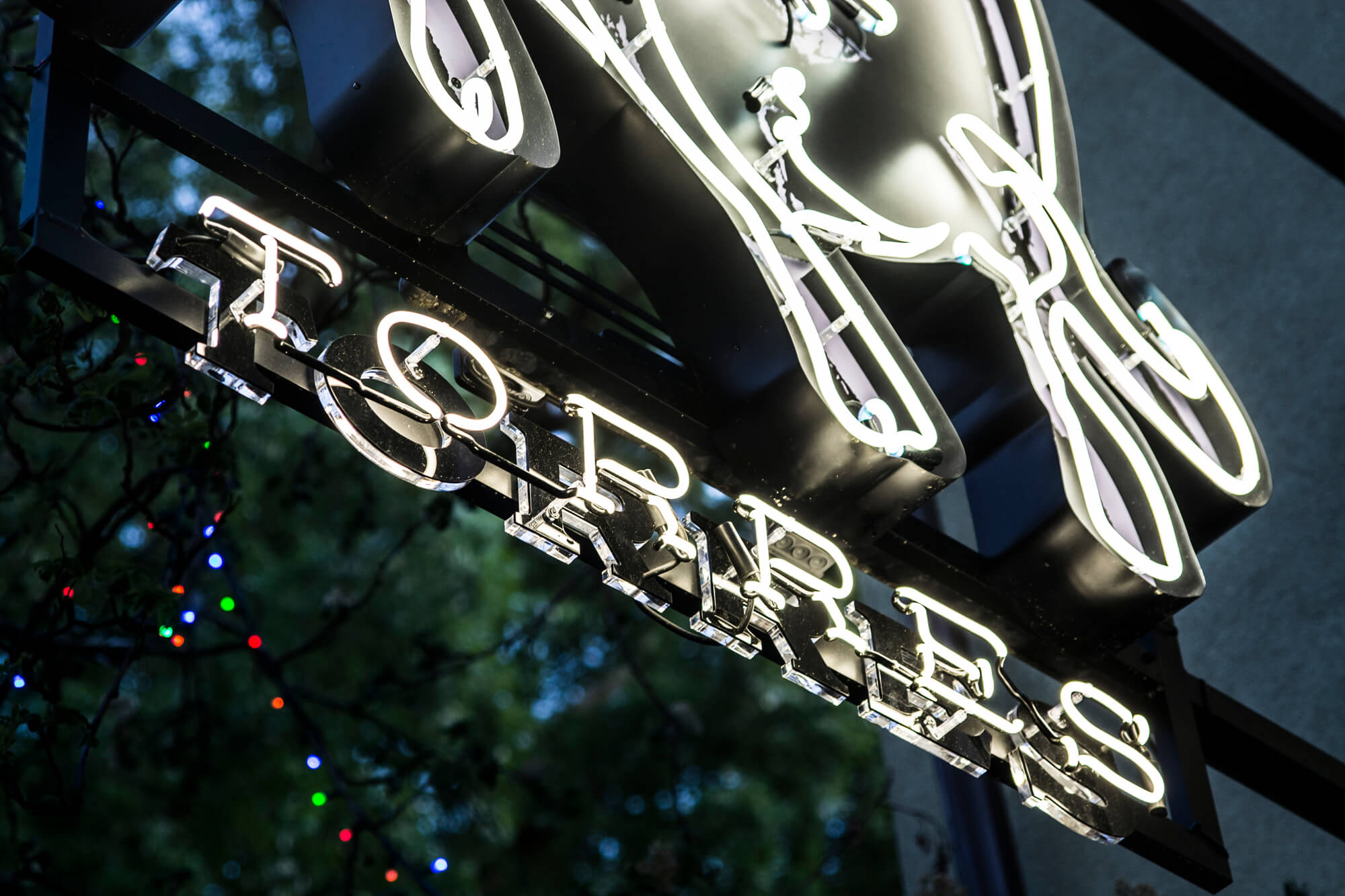 neon-tapas-torres-byk-neon-over-the-entry-to-the-restaurant-neon-under-lit-neon-spatial-neon-nen-at-height-neon-on-a-stage-logo-neon-sopot-restaurant-hispanic