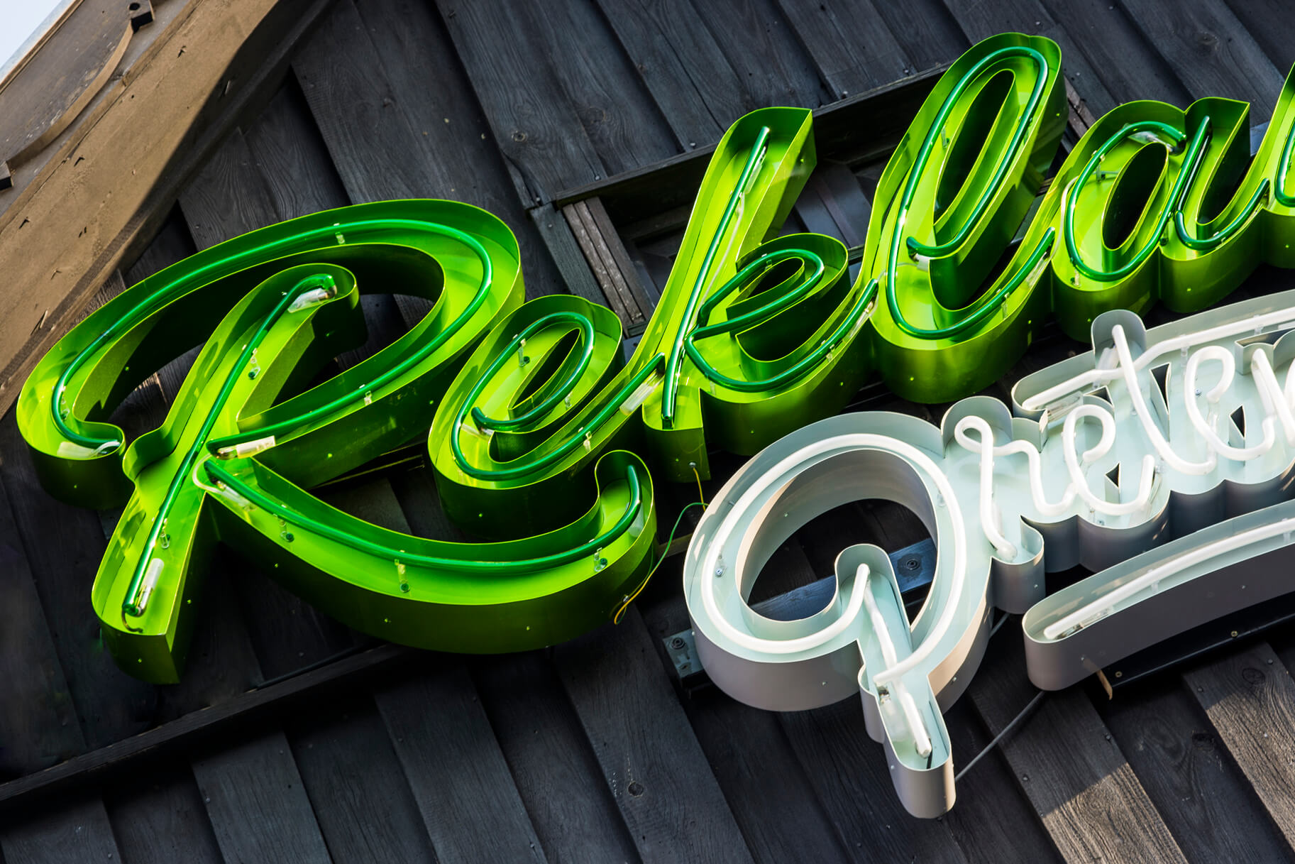 neon-reklamy-pretende-logo-sign-neon-na-scianie-domu-zewnatrz-neon-ma-deskach-neon-na-wysokosci-neon-reklamowy-neon-podswietlany-neonnad-oknami-litery-neonowe-sopot-gdansk