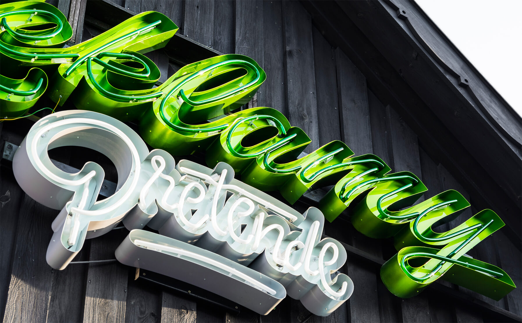 Neon-Werbung-vorgetäuschtes-Logo-Schild-Neon an der Hauswand-außen-Neon-hat-Decken-Neon-hoch-Neon-Werbung-Neon-unterbeleuchtet-Neon über den Fenstern-Buchstaben-Neon-sopot-gdansk