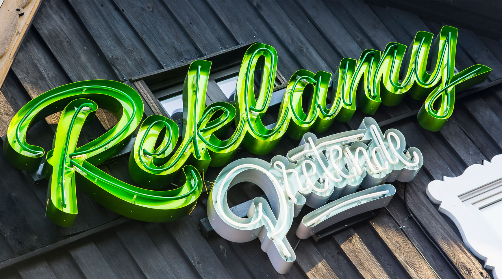 neon-advertising-pretende-logo-sign-neon-on-the-wall-of-the-house-outside-neon-has-decks-neon-on-height-neon-advertising-neon-lit-neon-over-the-window-letter-neon-sopot-gdansk