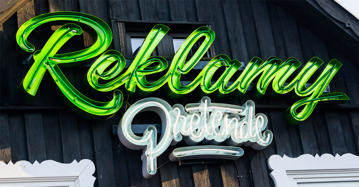 neon-reclame-pretende-logo-teken-neon-op-de-wand-van-huis-buiten-neon-heeft-deuren-neon-op-hoogte-neon-reclame-neon-verlicht-neon-boven-ramen-brief-neon-sopot-gdansk