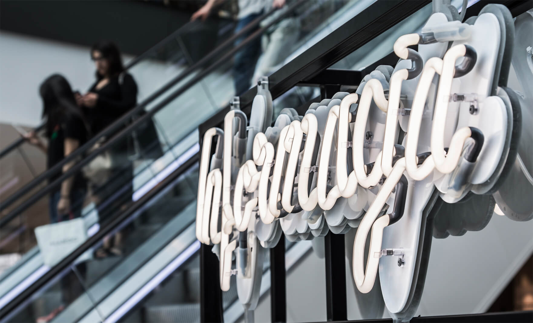 neon-information-white-color-neon-behind-reception-neon-information-neon-underlit-neon-in-trade-center-forum-gdansk-information