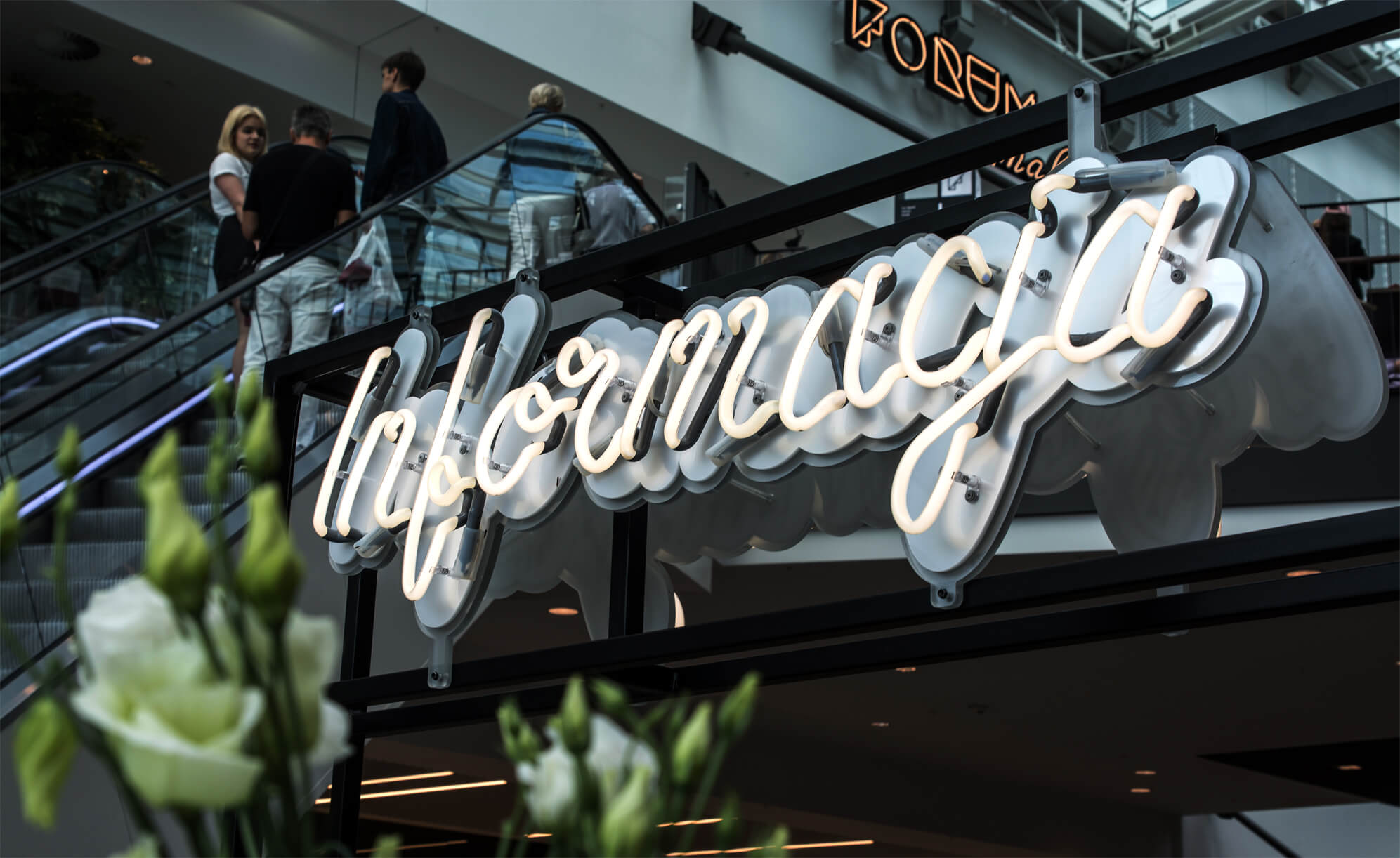 neon-information-white-color-neon-behind-reception-neon-information-neon-underlit-neon-in-trade-center-forum-gdansk-information