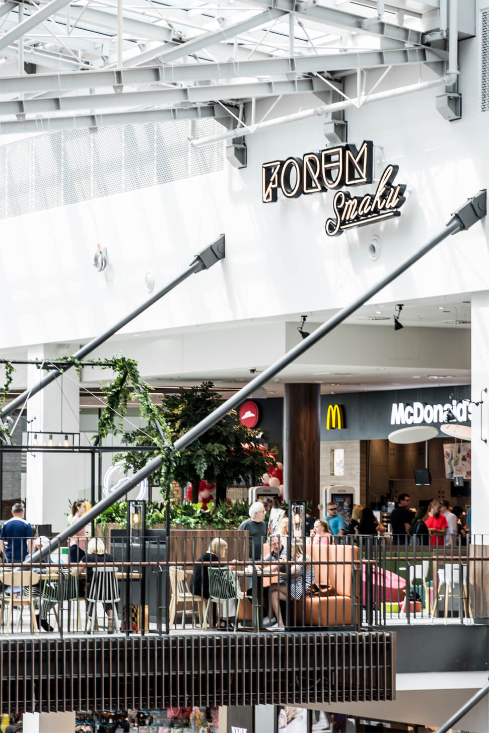 neon-forum-proeverij-neon-over-restaurant-neon-nd-food-courtemnen-neon-op-de-muur-neon-hoge-kleuren-wit-neon-interieur-forum-gdansk-geleria