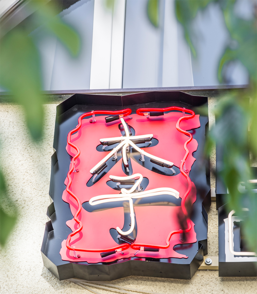 neon-lees-cinese-neon-sopra l'ingresso-al-ristorante-neon-sulla-parete-neon-sull'esterno-neon-nella-melato-ruggine-logo-insegna-cinese-neon-lettering-sub-lit-cina-restuarant-gdansk