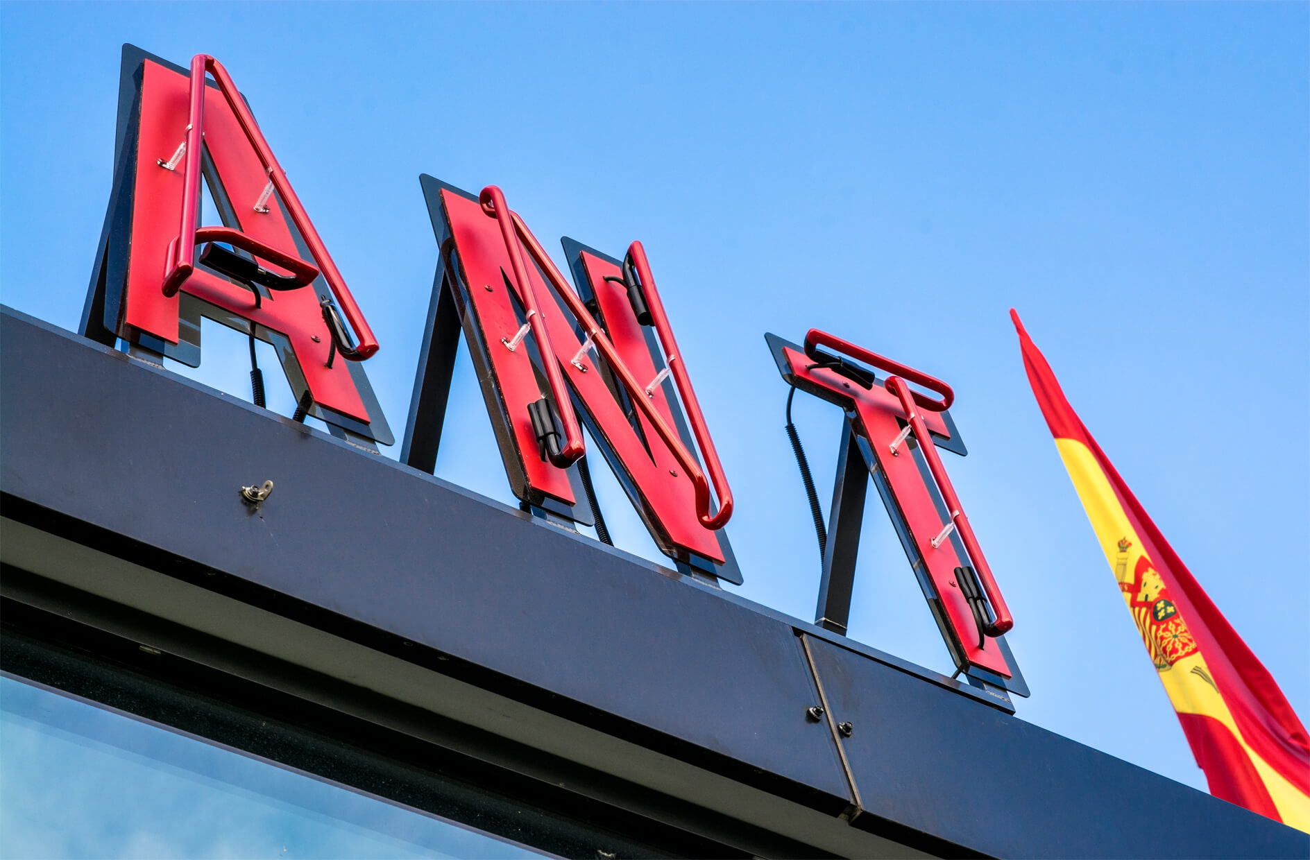 neon-espanol-restaurant-neon-dach-restaurant-neon-sub-lit-neon-red-neon-dach-neon-dach-neon-restaurant-spain-lettering-sub-lit-gdynia