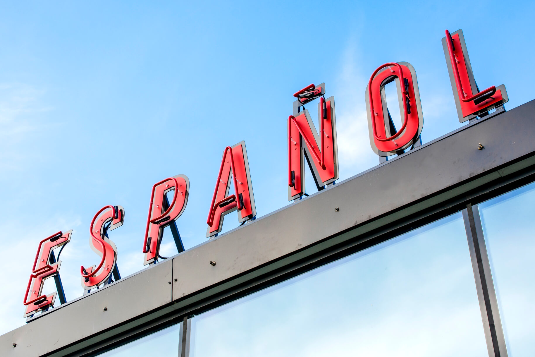 neon-espanol-restaurant-naon-na-dachu-restauracji-neon-podswietlany-neon-czerwony-neon-na-dachu-neon-na-restauracji-hiszpania-spain-litery-podswietlane-gdynia