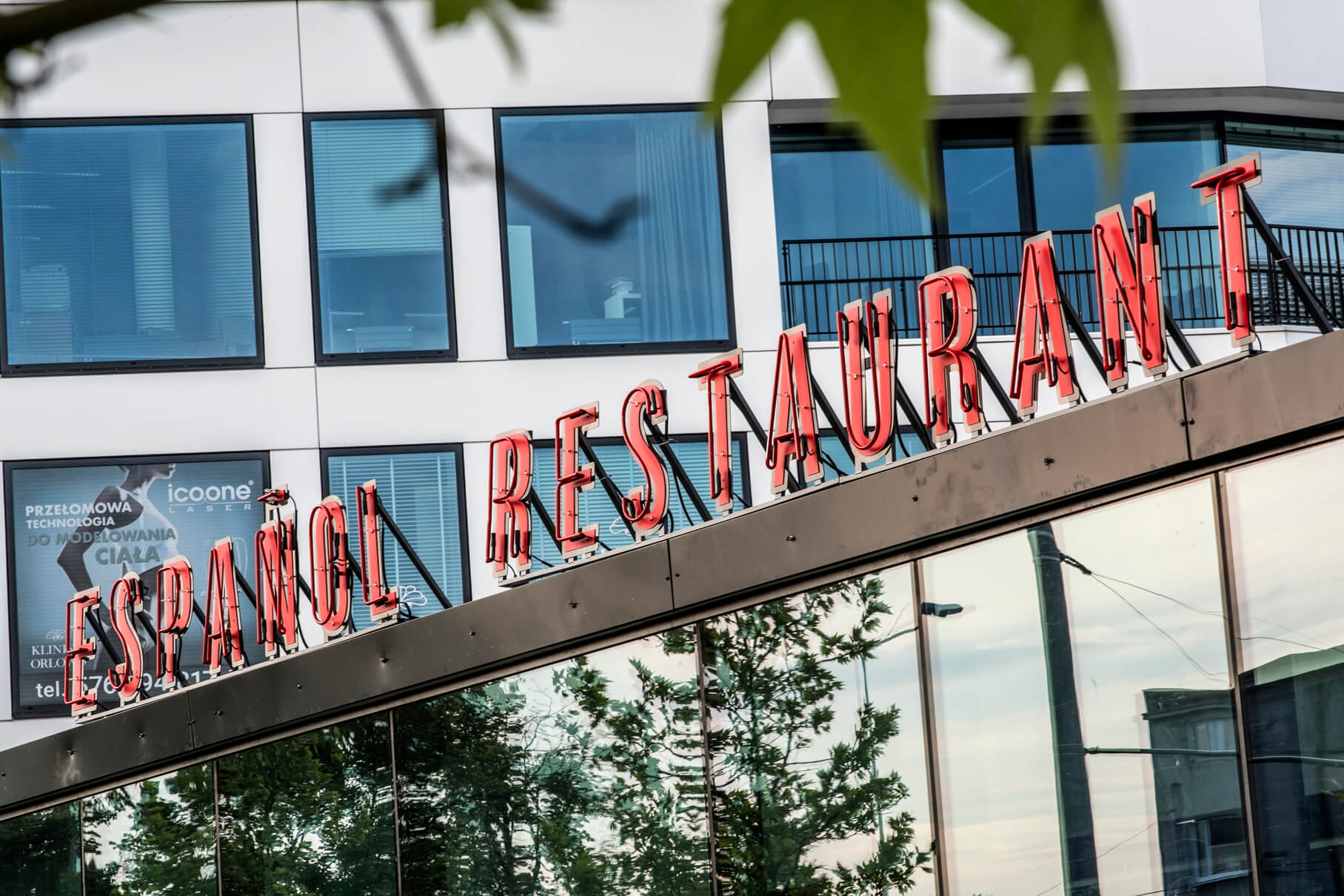 neon-espanol-restaurant-naon-na-dachu-restauracji-neon-podswietlany-neon-czerwony-neon-na-dachu-neon-na-restauracji-hiszpania-spain-litery-podswietlane-gdynia