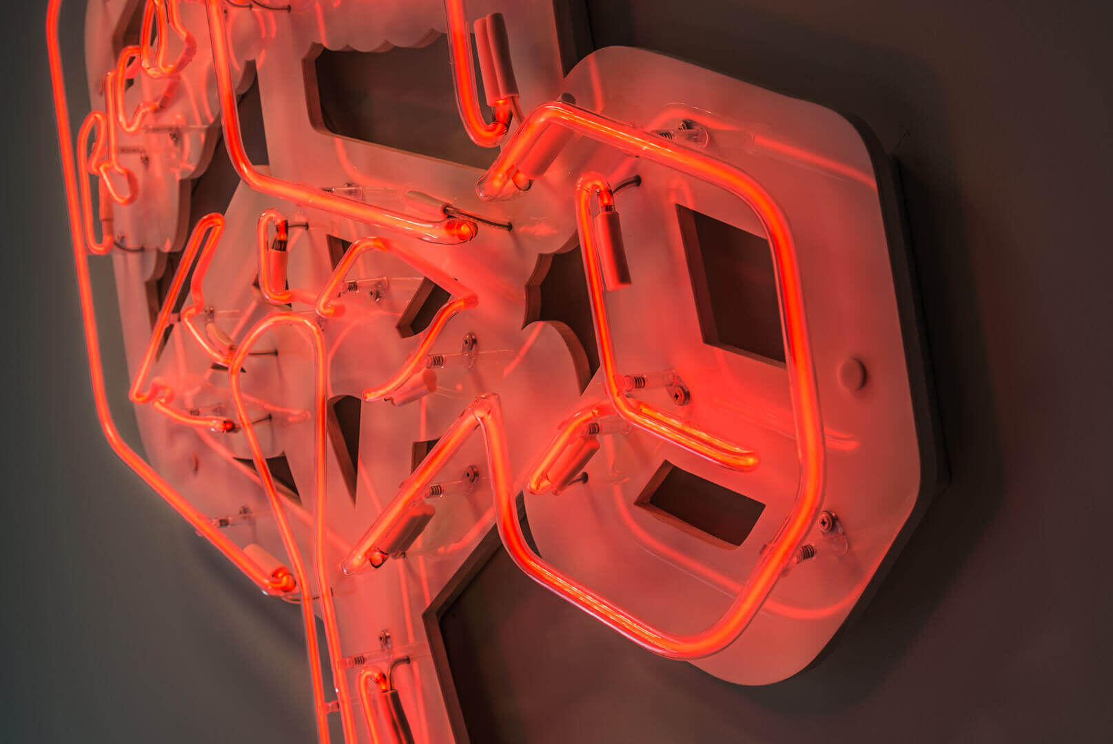 neon-ricoh-rojo-neon-en-oficina-neon-en-la-pared-interior-neon-en-blanco-plexi-neon-logo-logo-neon-en-orden-gdansk-obc