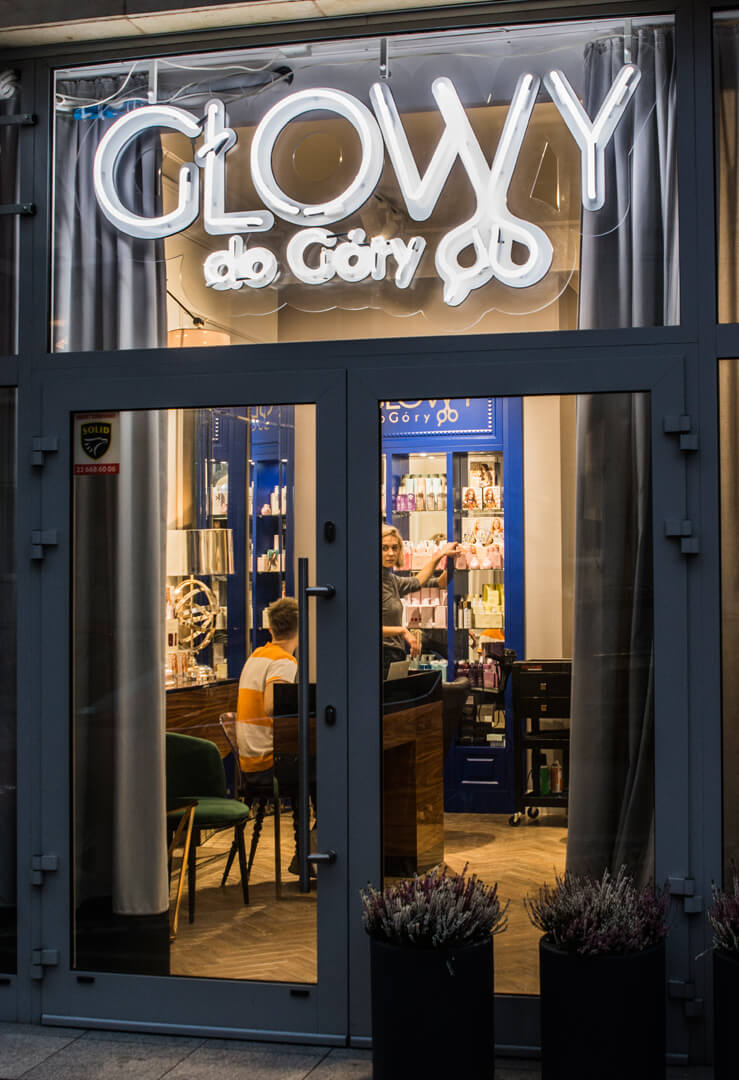 neon-neon-head-to-gory-neon-plexi-neon-neon-over-entry-neon-over-glass-neon-inside-logo-neon-lettering-neon-noses-salon-hairdresser-warsaw-hairdresser