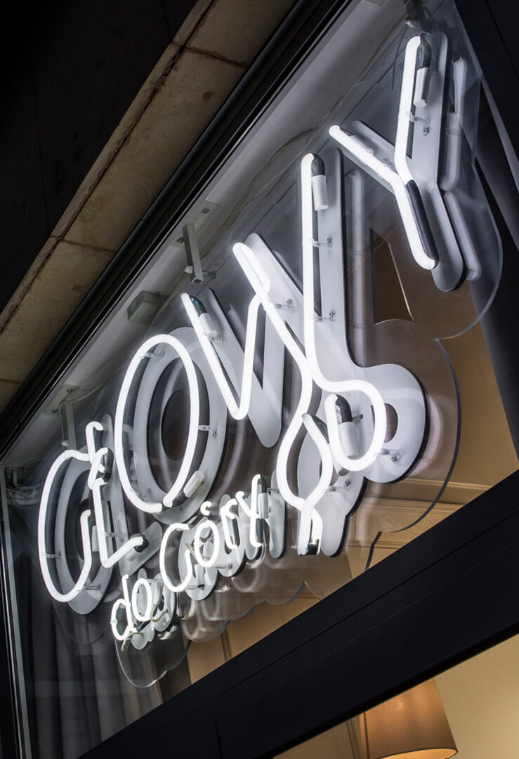 neon-neon-head-to-gory-neon-plexi-neon-neon-over-entry-neon-over-glass-neon-inside-logo-neon-lettering-neon-noses-salon-hairdresser-warsaw-hairdresser