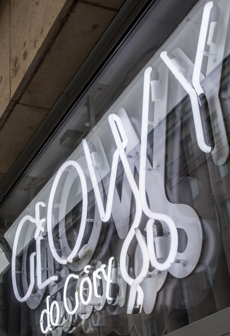 neon-neon-head-to-gory-neon-plexi-neon-neon-over-entry-neon-over-glass-neon-inside-logo-neon-lettering-neon-noses-salon-hairdresser-warsaw-hairdresser