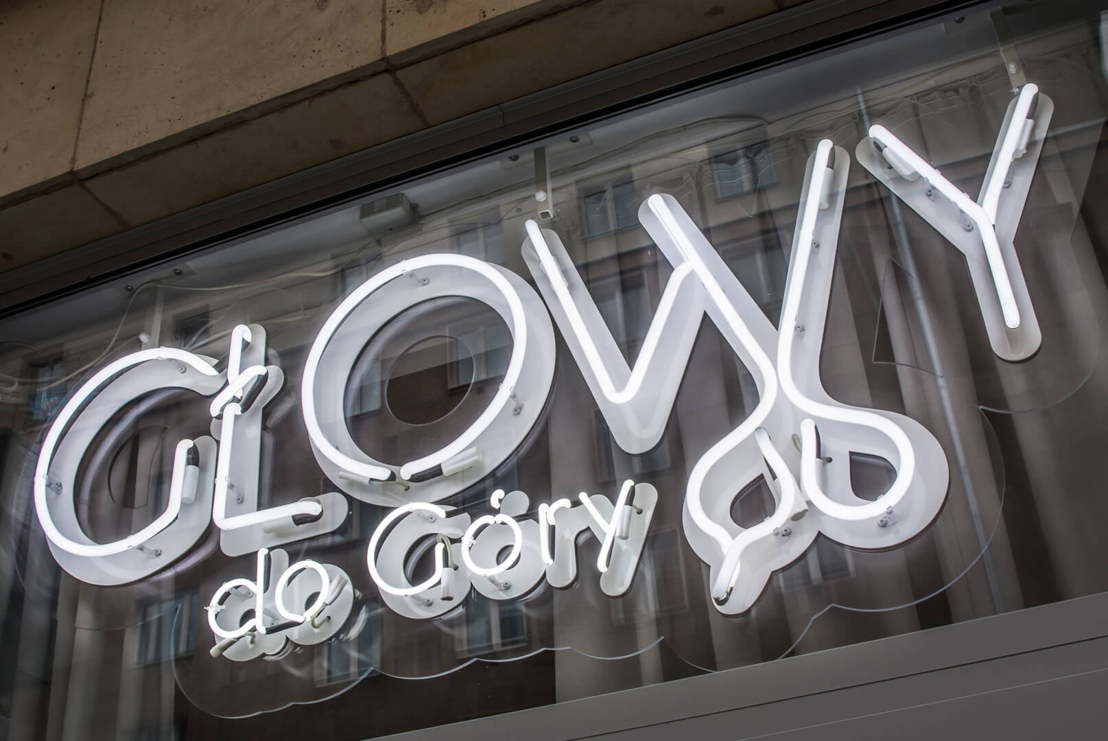 neon-neon-head-to-gory-neon-plexi-neon-neon-over-entry-neon-over-glass-neon-inside-logo-neon-lettering-neon-noses-salon-hairdresser-warsaw-hairdresser