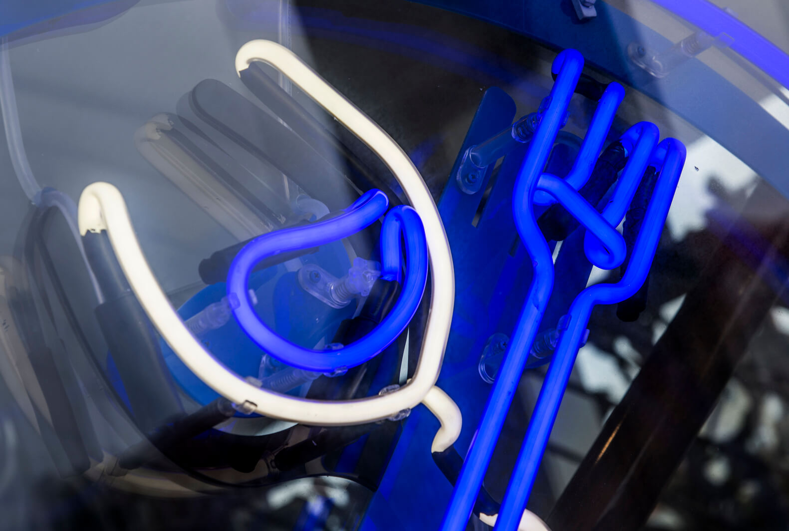 neon-modern-food-wine-blue-neon-behind-the-glass-neon-on-plexi-neon-at-the-entry-neon-restaurant-neon-advertising-sopot-molo-restaurant-neon-lettering