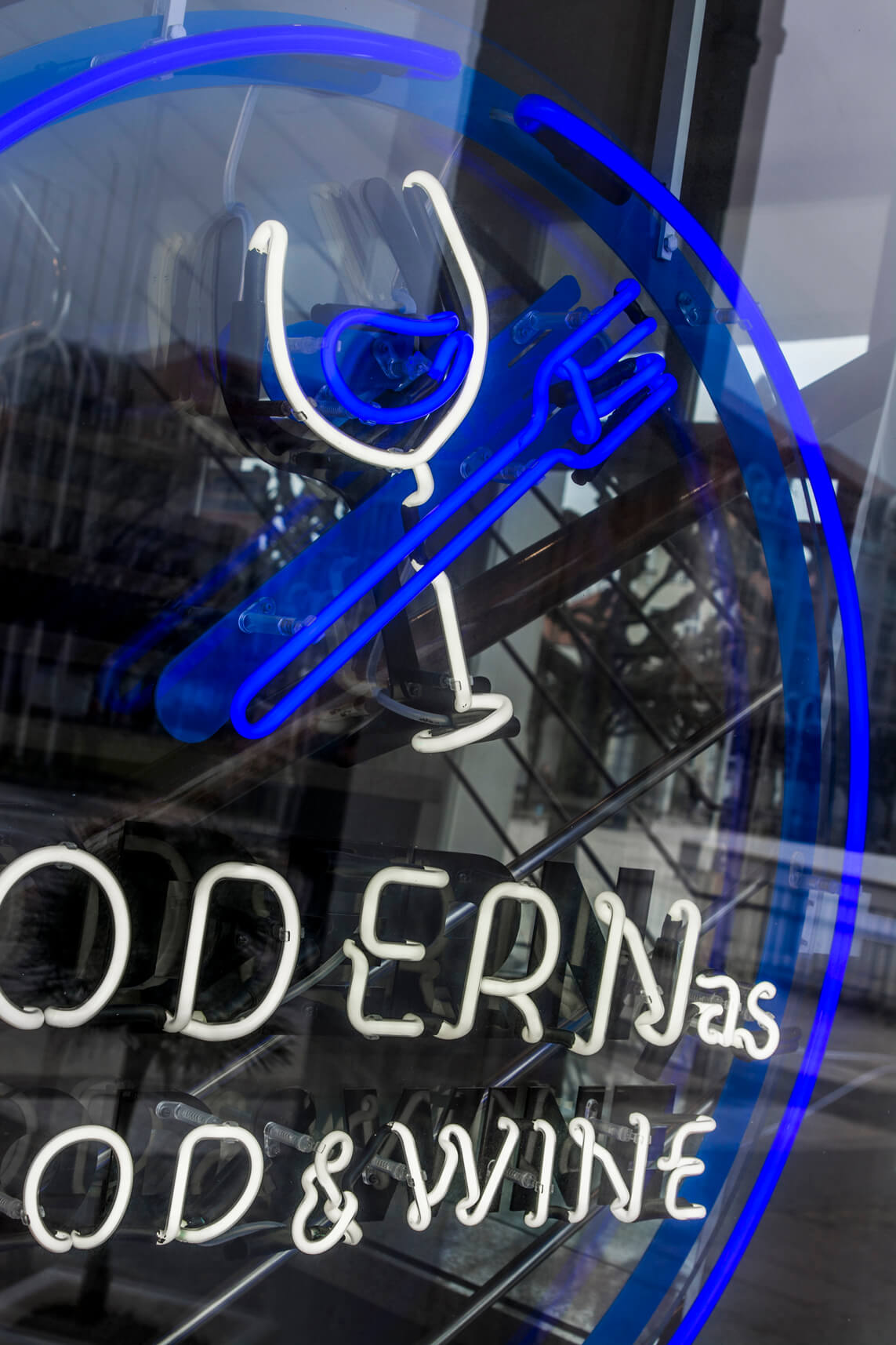 neon-modern-food-wine-blau-neon-hinter-dem-Glas-neon-plexi-neon-am-Eingang-neon-Restaurant-neon-Werbung-sopot-molo-restaurant-neon-Beschriftung