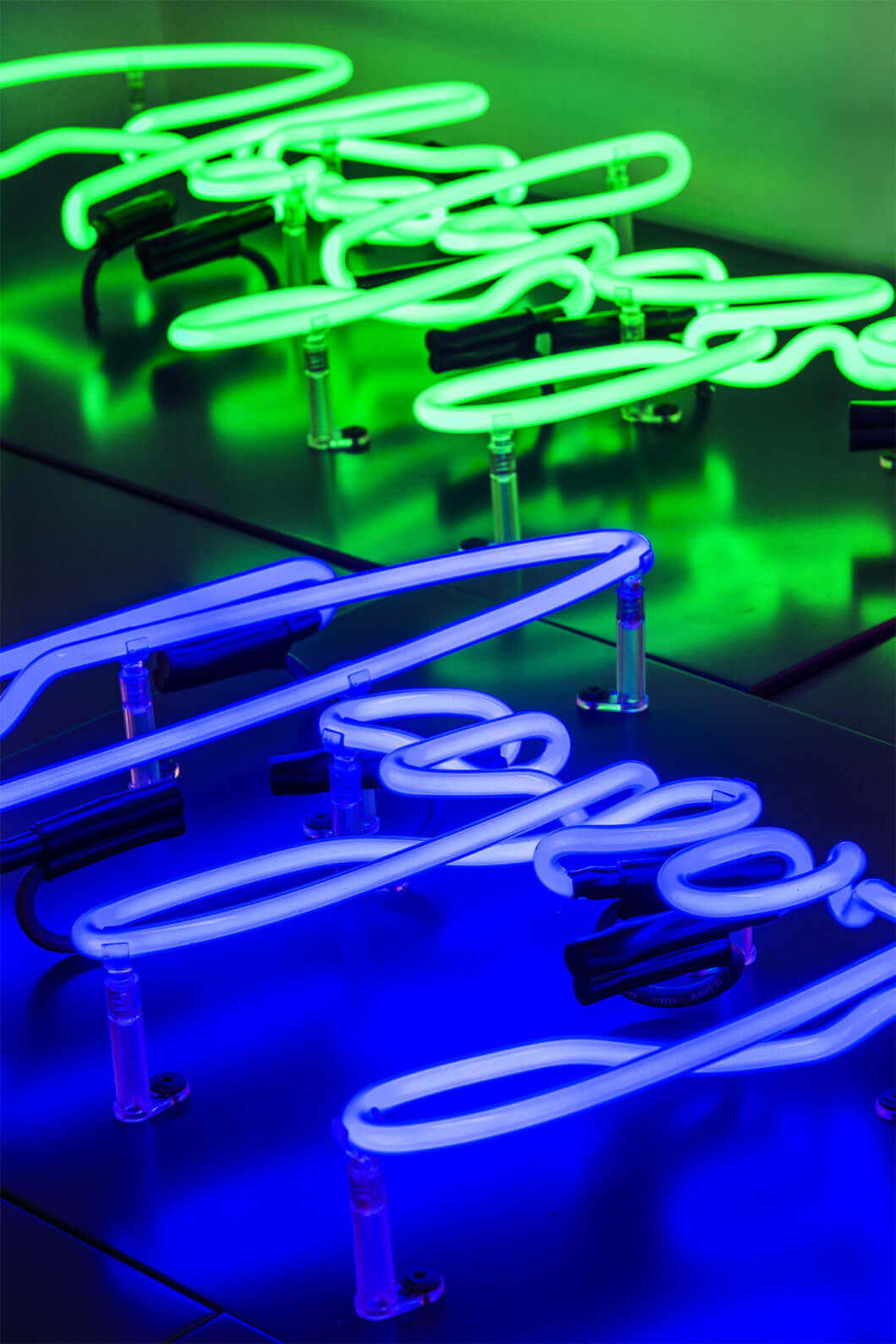 neon-press-airport-warsaw-neon-su-base-dibon-neon-su-parete-vetro-neon-produttore-neon-blu-neon-sign-neon-interno