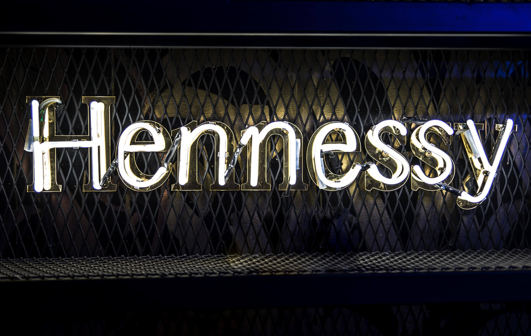 neon-hennessy-neon-light-behind-the-bar-neon-on-the-surface-neon-on-electric-street-neon-on-the-counter-neon-between-the-bottles-neon-light-letters-neon-neon-shape-neon-neon-for-order-gdansk