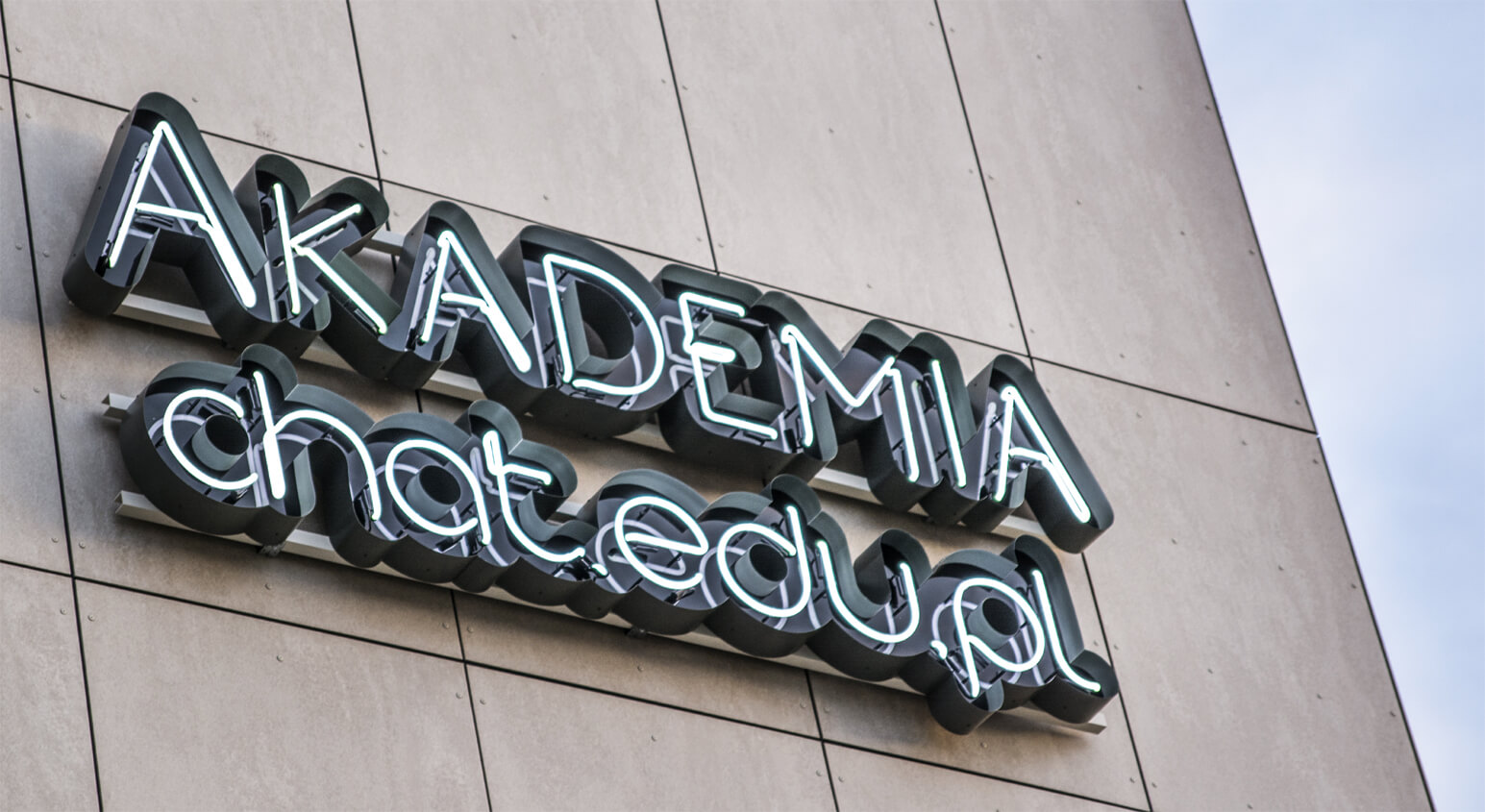 neon-akademia-chat-edu-warszawa-neony-producent-neon-na-elewacji-budynku-neon-na-wysokosci-swiecacy-neon-na-zamowienie-neon-na-zewnatrz-budunku-logo-neonowe-litery-neonowe-na-uczelni