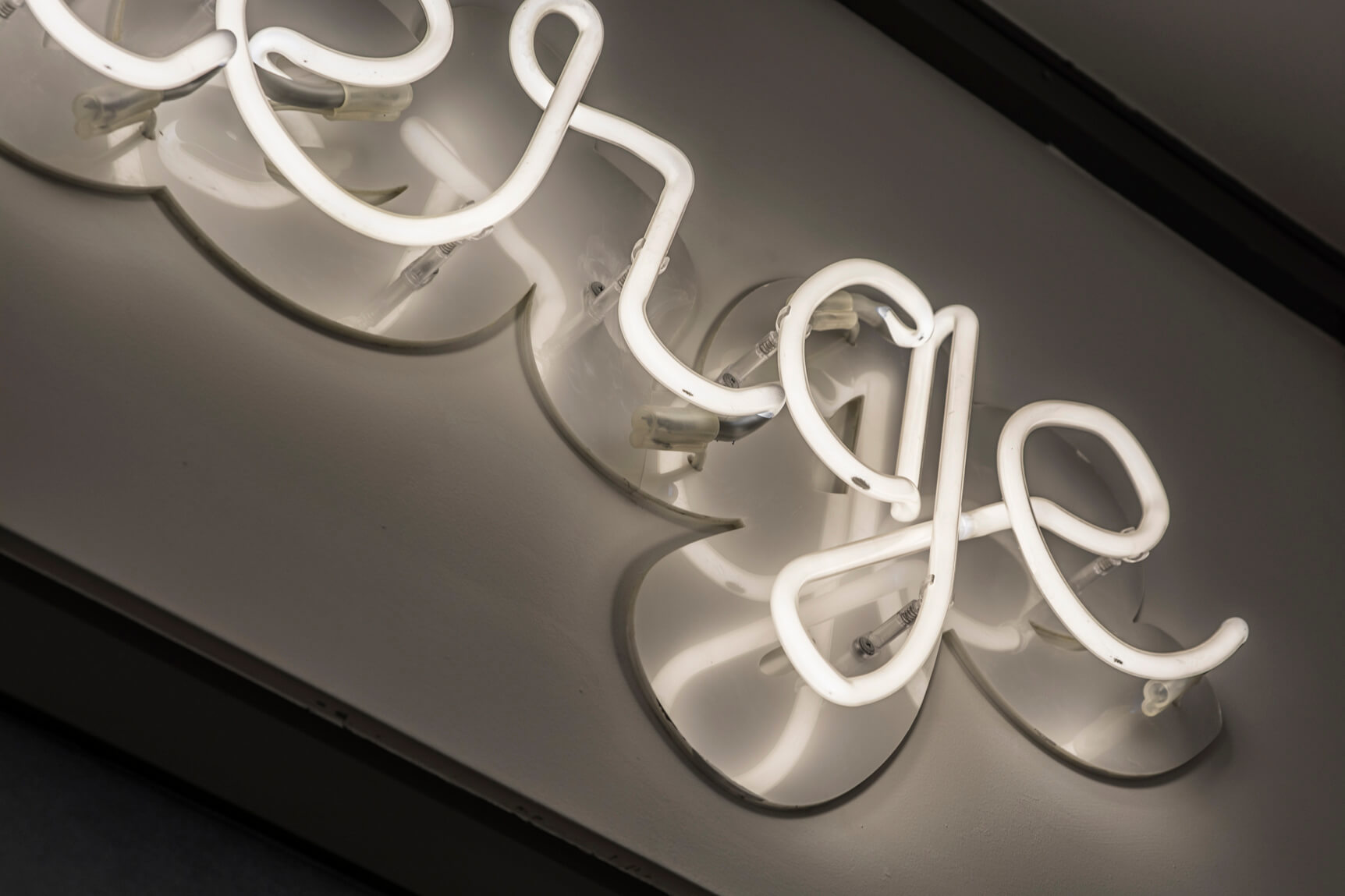 conciërge-neon-licht-over-entree-neon-over-deur-neon-galerij-letters-neon-wit-eaon-op-plexi-transparant