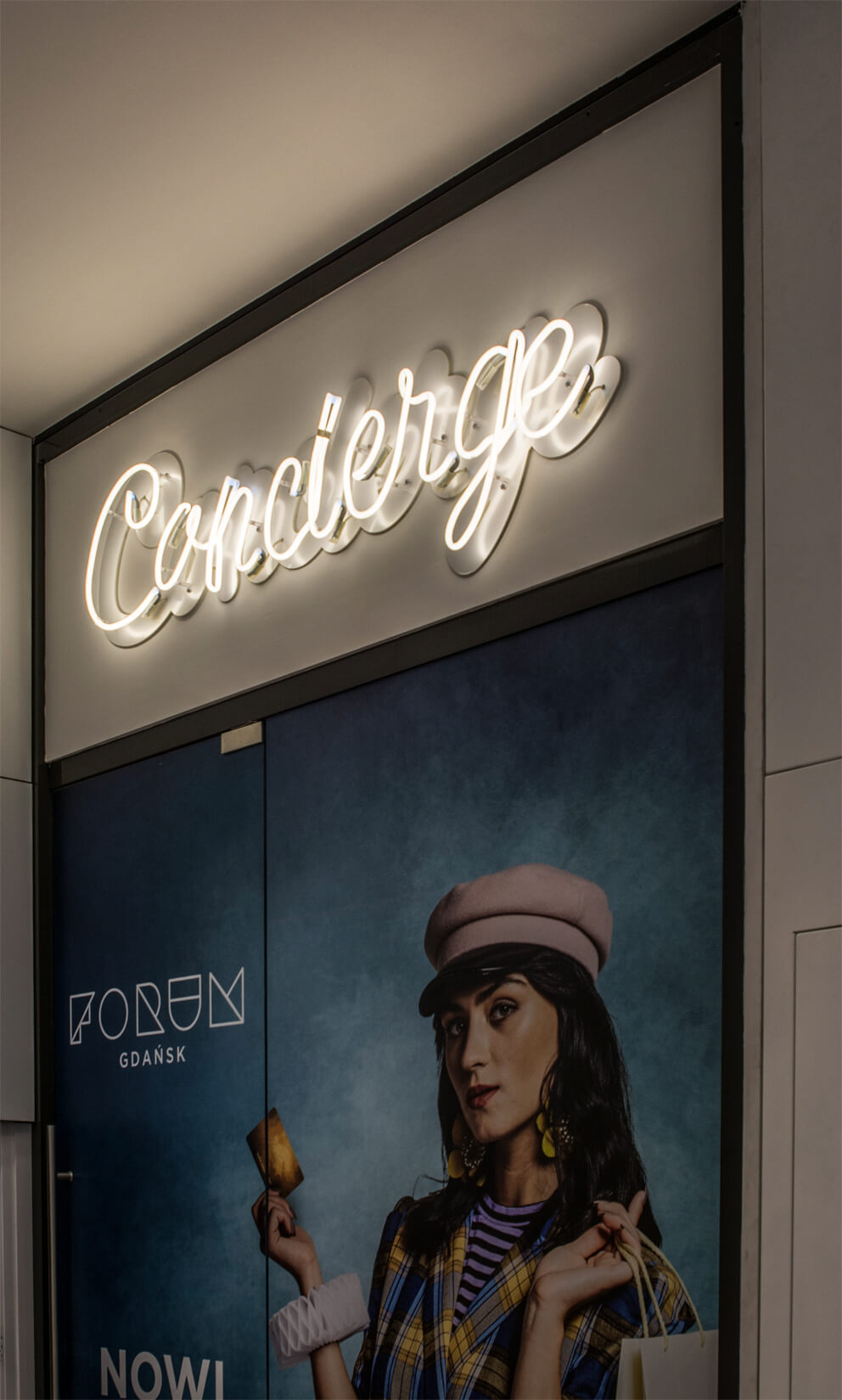 concierge-neon-luce brillante-sopra l'ingresso-neon-sopra la porta-neon-galleria-letteratura-neon-bianco-eaon-su-plexi-trasparente