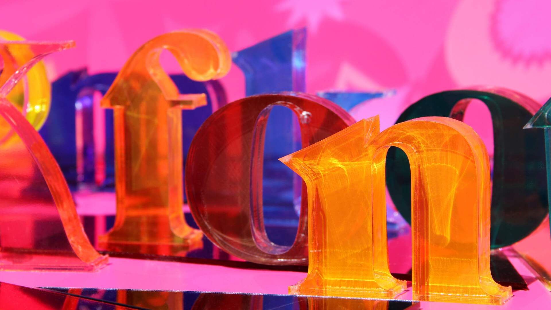 Buchstaben-Raum-Zukunft-Buchstaben-farbige-Buchstaben-transparente-Buchstaben-auf-rosa-Hintergrund-Buchstaben-reflektierendes-Licht-Buchstaben-Neon-Buchstaben-Buchstaben-mit-Plexi