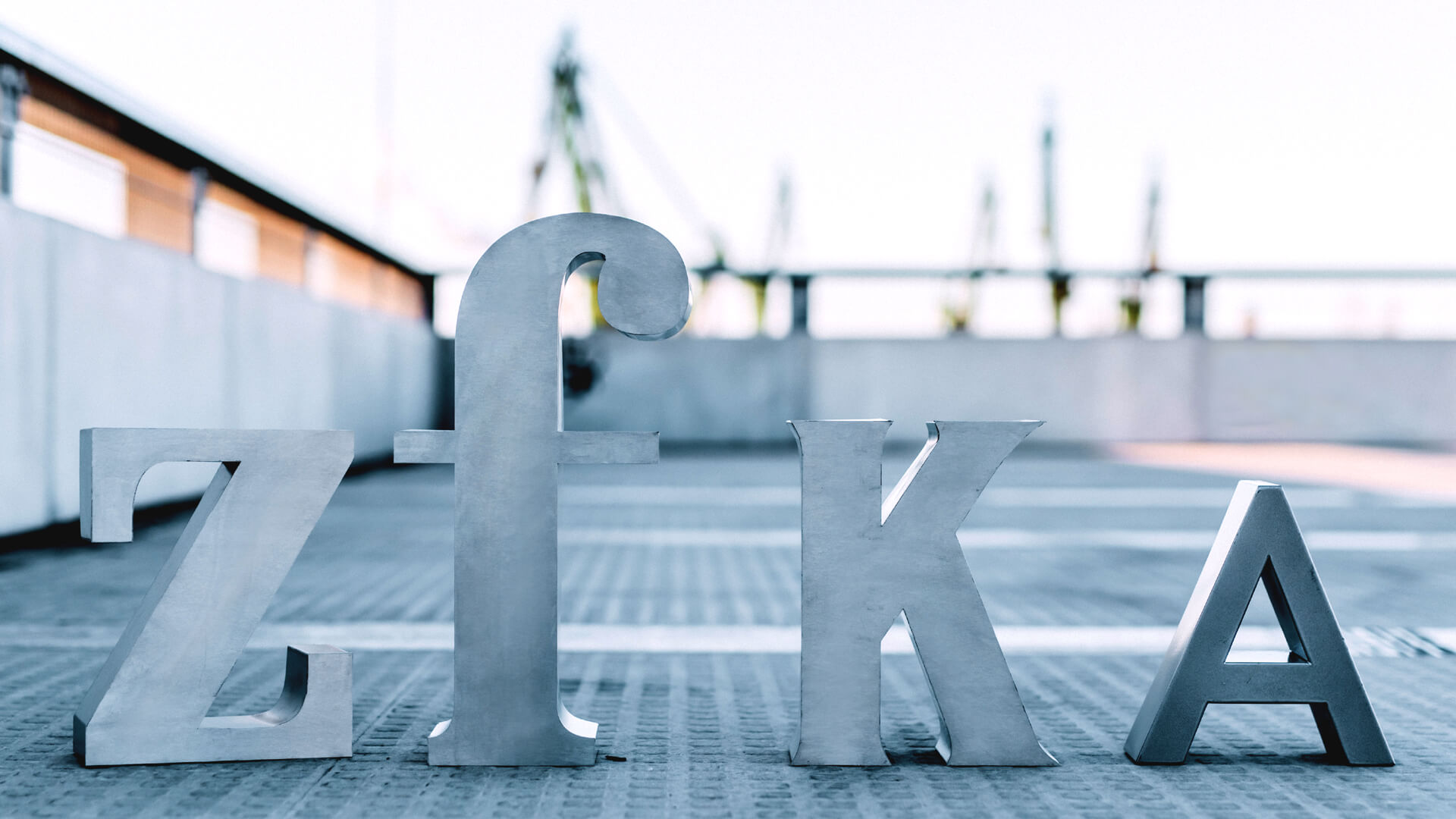 letras-industriales-de-metal-space-lettering-vintage-lettering-on-roof