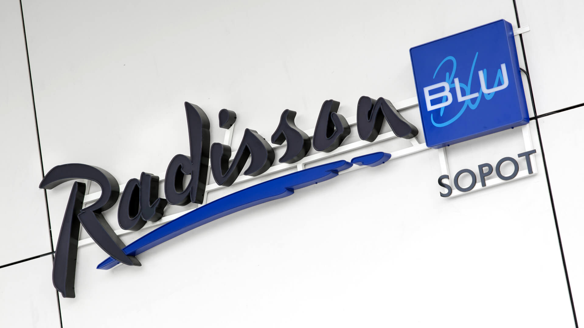 buchstaben-beleuchtet-3d-led-schwarz-&amp;-weiß-radisson-blu