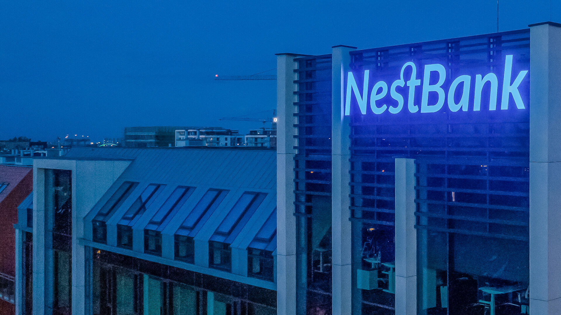 nest-bank-litery-reklama-3d-podswietlane-litery-nestbank-gdansk-litery-montowane-na-wysokosci