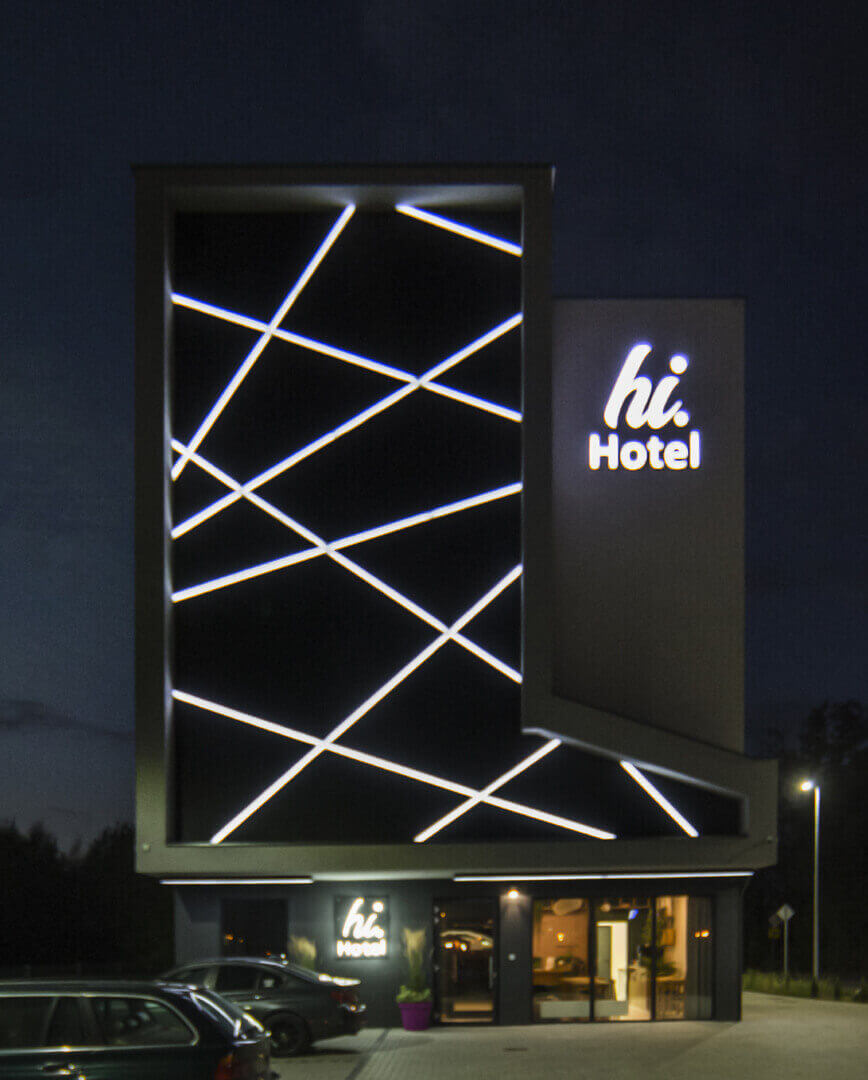 hi-hotel-neon-on-the-wall-neon-behind-the-glass-neon-sub-lit-neon-at-the-entry-neon-at-height-neon-lines-neon-white-color-logo-firm-neon-on-concrete-gdansk-lotnisko (9)