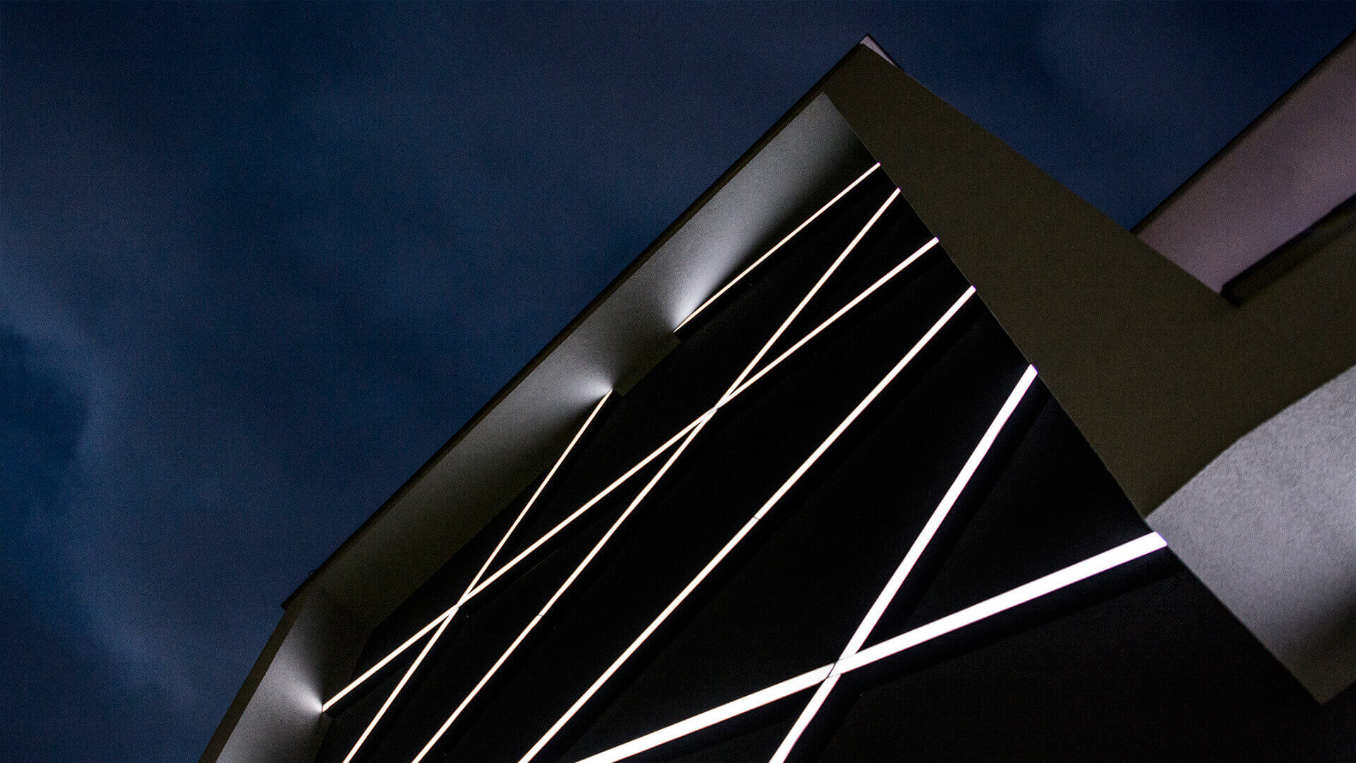 hi-hotel-neon-on-the-wall-neon-behind-the-glass-neon-sub-lit-neon-at-the-entry-neon-at-height-neon-lines-neon-white-color-logo-firm-neon-on-concrete-gdansk-lotnisko (9)