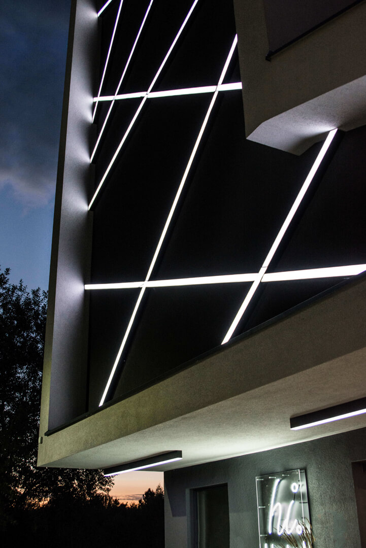 hi-hotel-neon-on-the-wall-neon-behind-the-glass-neon-sub-lit-neon-at-the-entry-neon-at-height-neon-lines-neon-white-color-logo-firm-neon-on-concrete-gdansk-lotnisko (9)