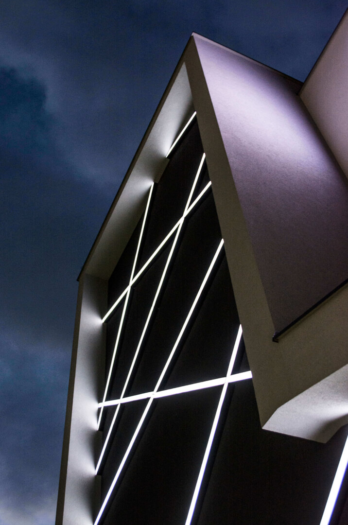 hi-hotel-neon-on-the-wall-neon-behind-the-glass-neon-sub-lit-neon-at-the-entry-neon-at-height-neon-lines-neon-white-color-logo-firm-neon-on-concrete-gdansk-lotnisko (9)