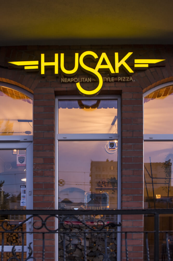 husak-pizzeria-zlote-letters-ruimtelijk-sub-lit-type-letters-op-de-muur-met-cegel-over-de-ingang-over-de-oppervlakte-naam-op-de-muur-grunwaldzka-gdansk (14)