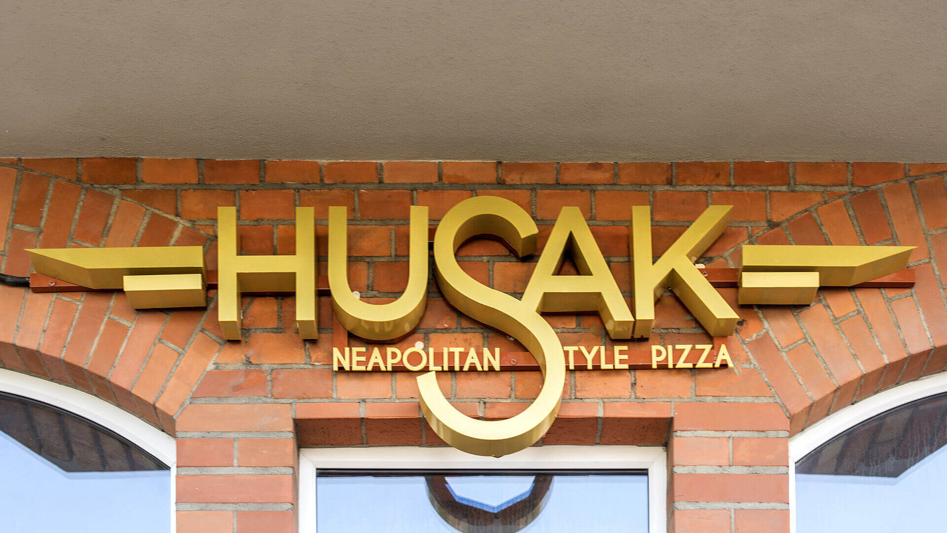 husak-pizzeria-zlote-litery-przestrzenne-podswietlane-tylem-litery-na-scianie-z-cegiel-nad-wejsciem-na-zewnatrz-napis-mocowany-do-sciany-grunwaldzka-gdansk (14)