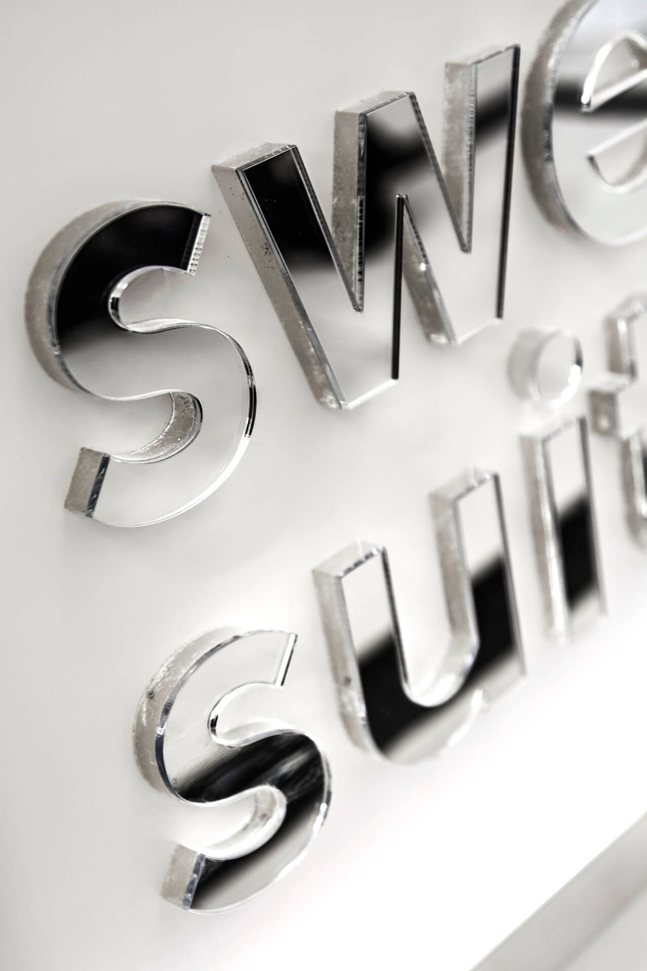 Sweet suit - 3D spatial letters made of Plexiglas with mirror effect