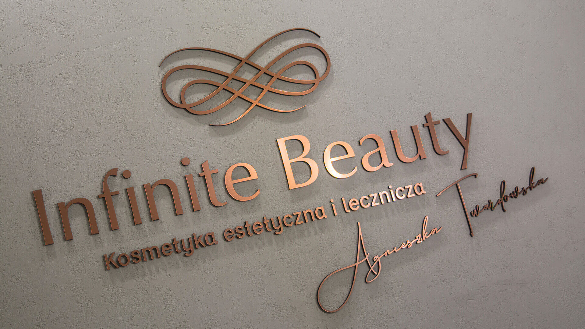 litery-z-blachy-nierdzewnej-infinite-beauty-litery-na-scianie-betonowej-za-recepcja-litery-przestrzenne-ekskluzywne-litery-premium(15)