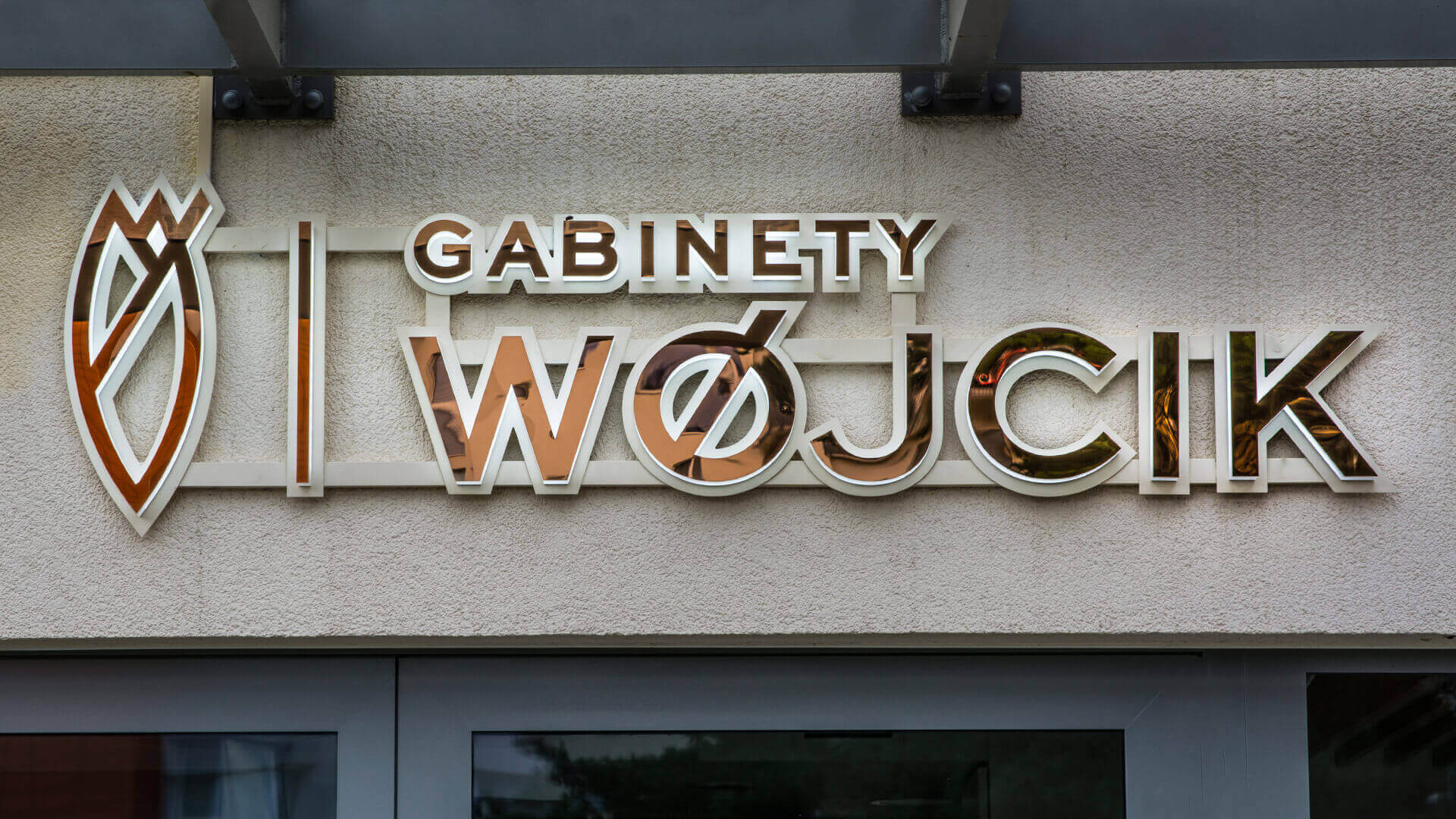 bureaux-wocik-zlote-lettres-spatial-led-illuminated-lettering-over-entry-lettering-on-the-wall-lettering-under-the-canopy-lettering-luxe-glamour-illuminated-lettering-premium-logo-firm (47)