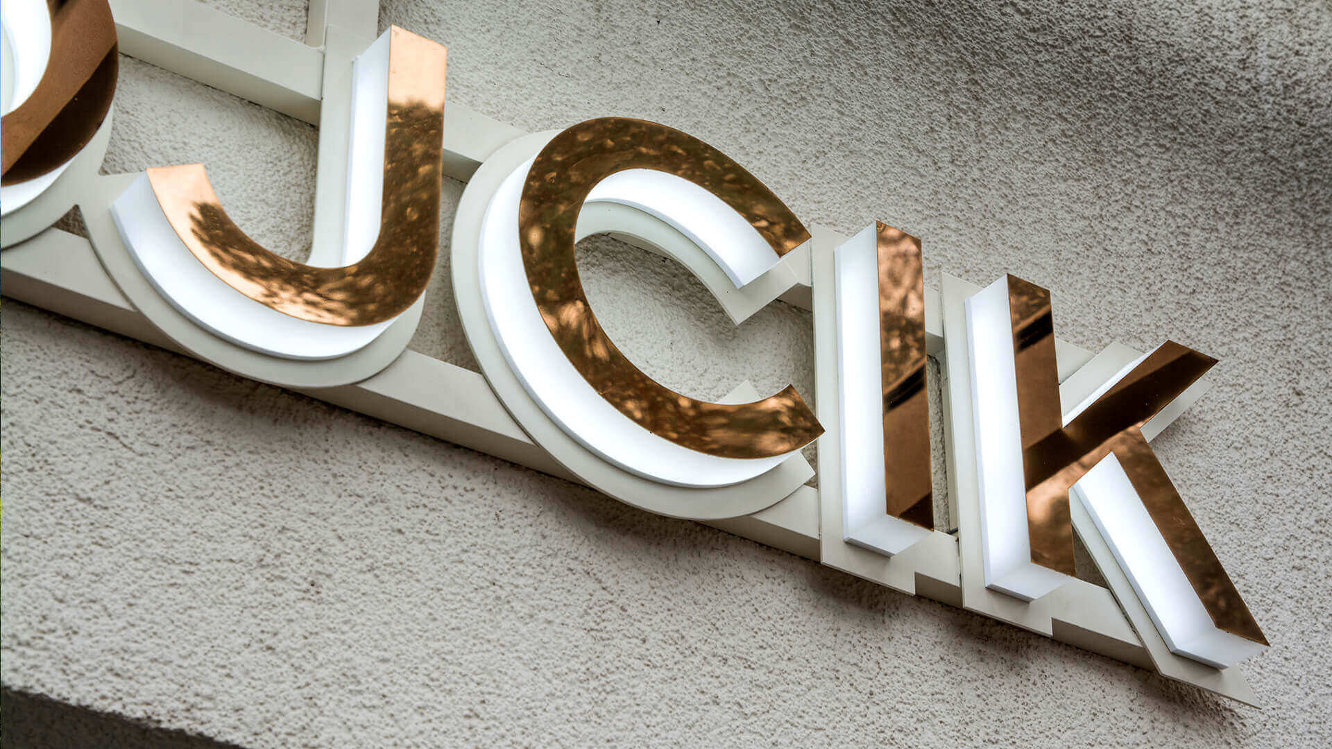 bureaux-wocik-zlote-lettres-spatial-led-illuminated-lettering-over-entry-lettering-on-the-wall-lettering-under-the-canopy-lettering-luxe-glamour-illuminated-lettering-premium-logo-firm (47)