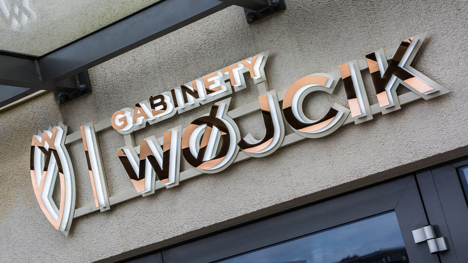 bureaux-wocik-zlote-lettres-spatial-led-illuminated-lettering-over-entry-lettering-on-the-wall-lettering-under-the-canopy-lettering-luxe-glamour-illuminated-lettering-premium-logo-firm (47)