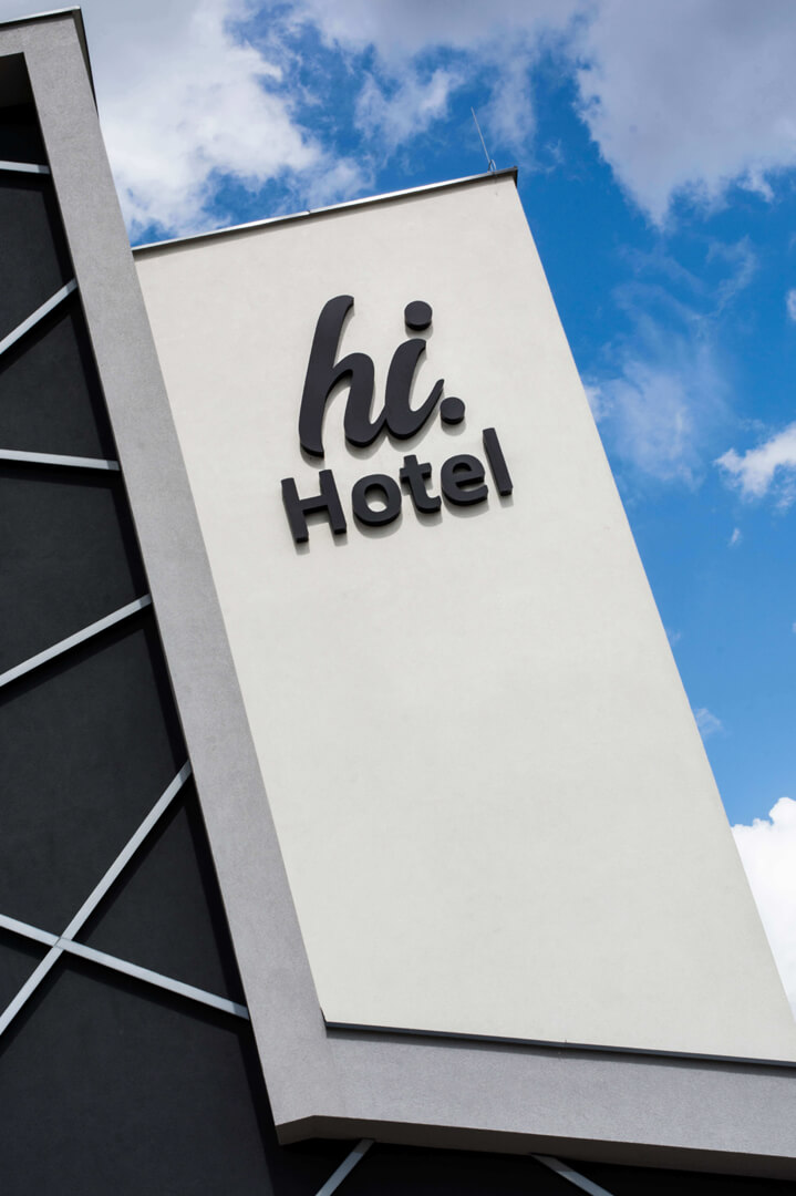 hi-hotel-an-der-Wand-an-der-Hinterseite-an-der-Tafel-an-unterbeleuchtet-an-dem-Eingang-an-der-Höhe-an-den-Linien-an-weißem-Logo-an-der-Firma-an-dem-Beton-gdansk-lotnisko (4)