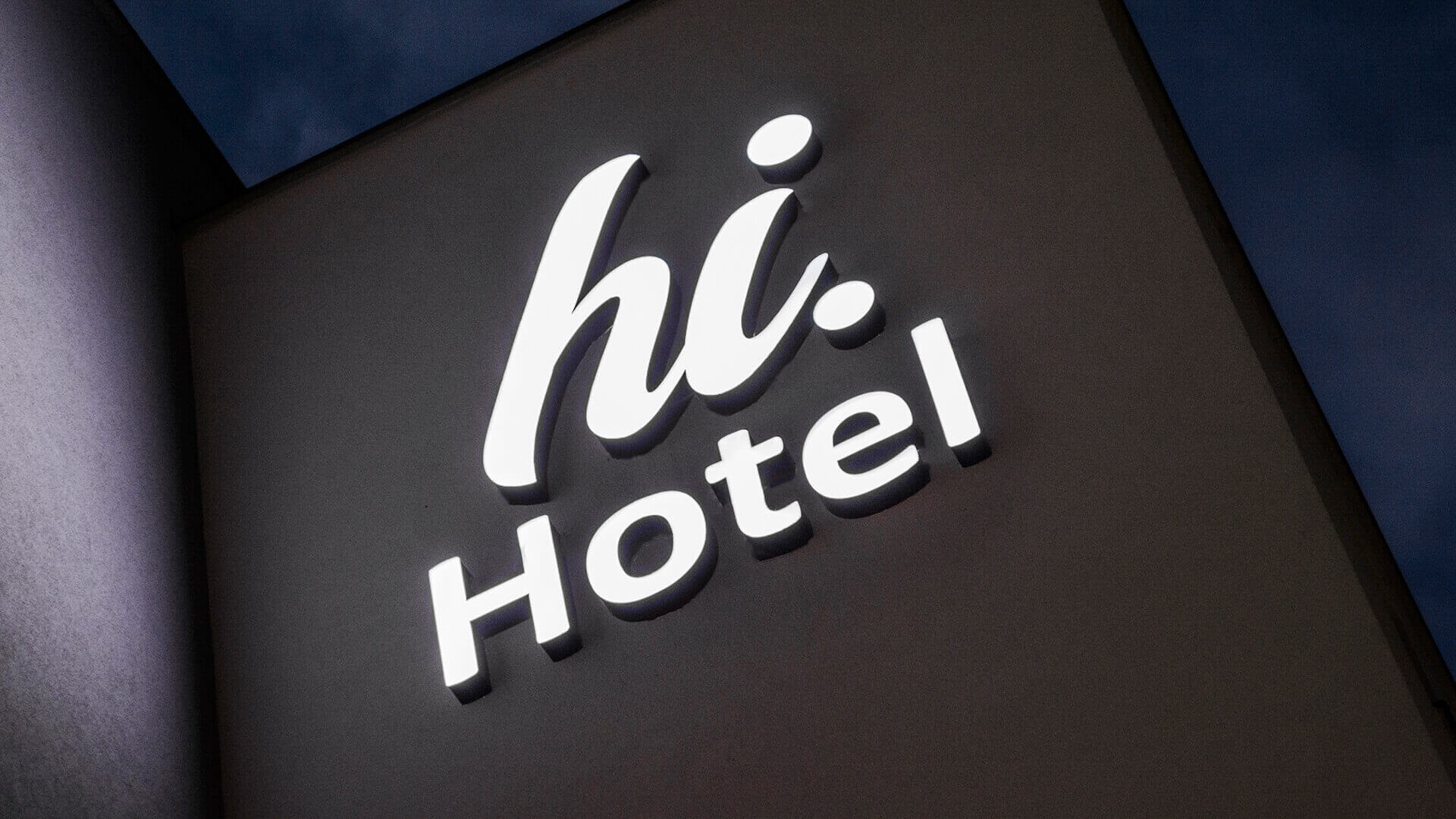 hi-hotel-neon-sul-muro-neon-dietro-il-pannello-neon-sottoilluminato-neon-all'ingresso-neon-sull'altezza-neon-linee-neon-bianco-logo-azienda-neon-sul-calcestruzzo-gdansk-lotnisko (4)